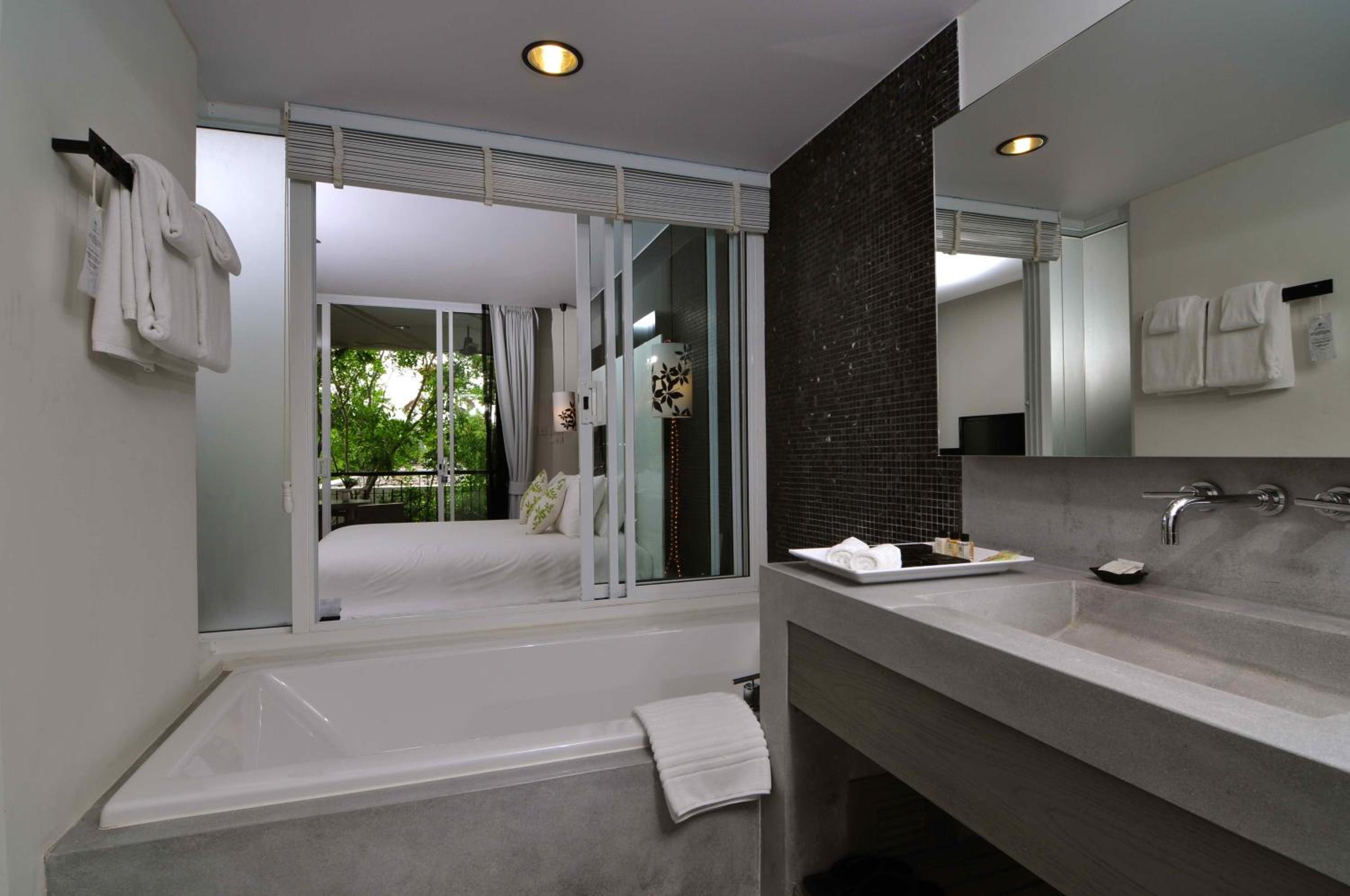 Deluxe Double Room with Sea View - Photo 4