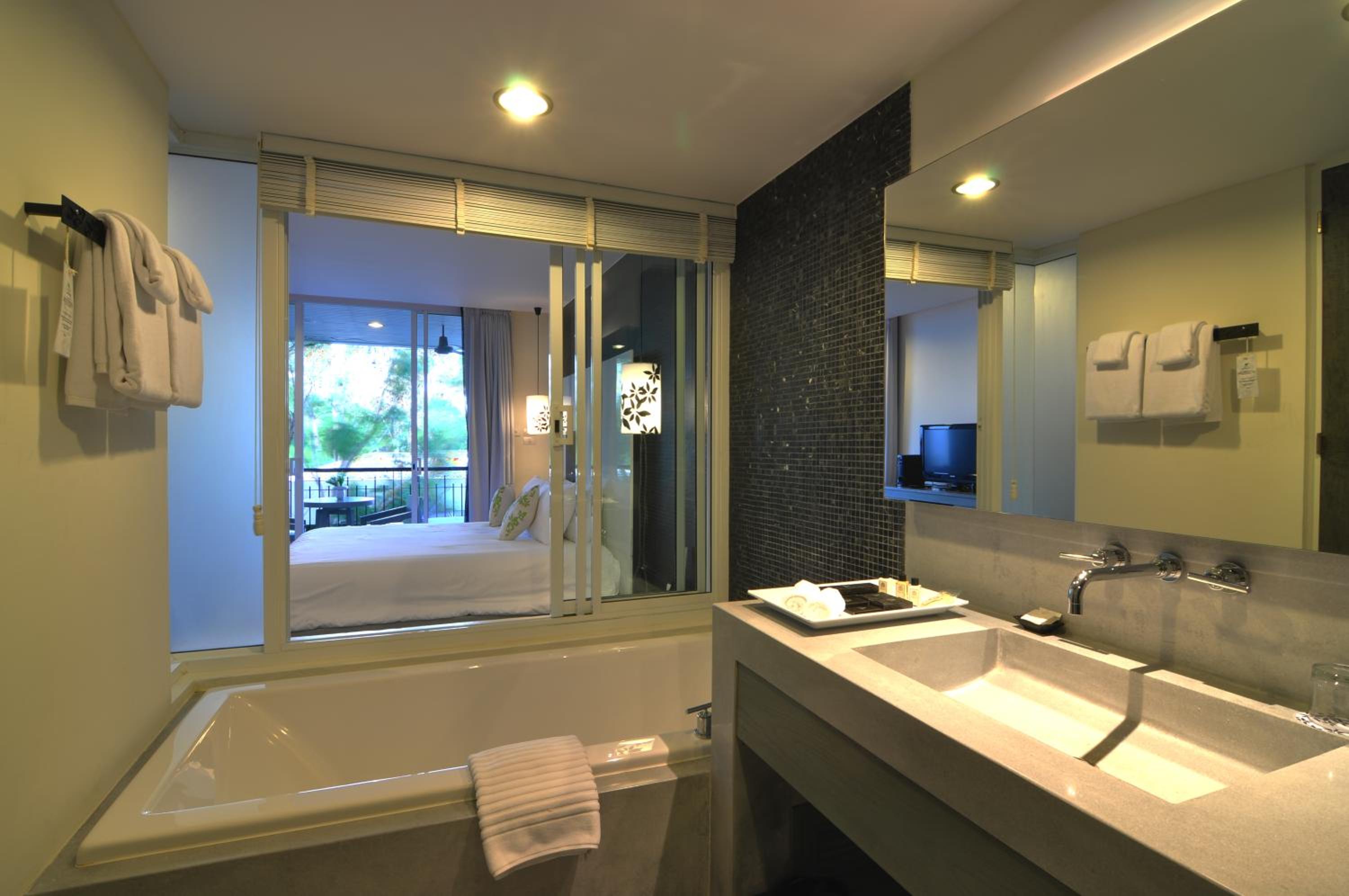 Deluxe Double Room with Sea View - Photo 3