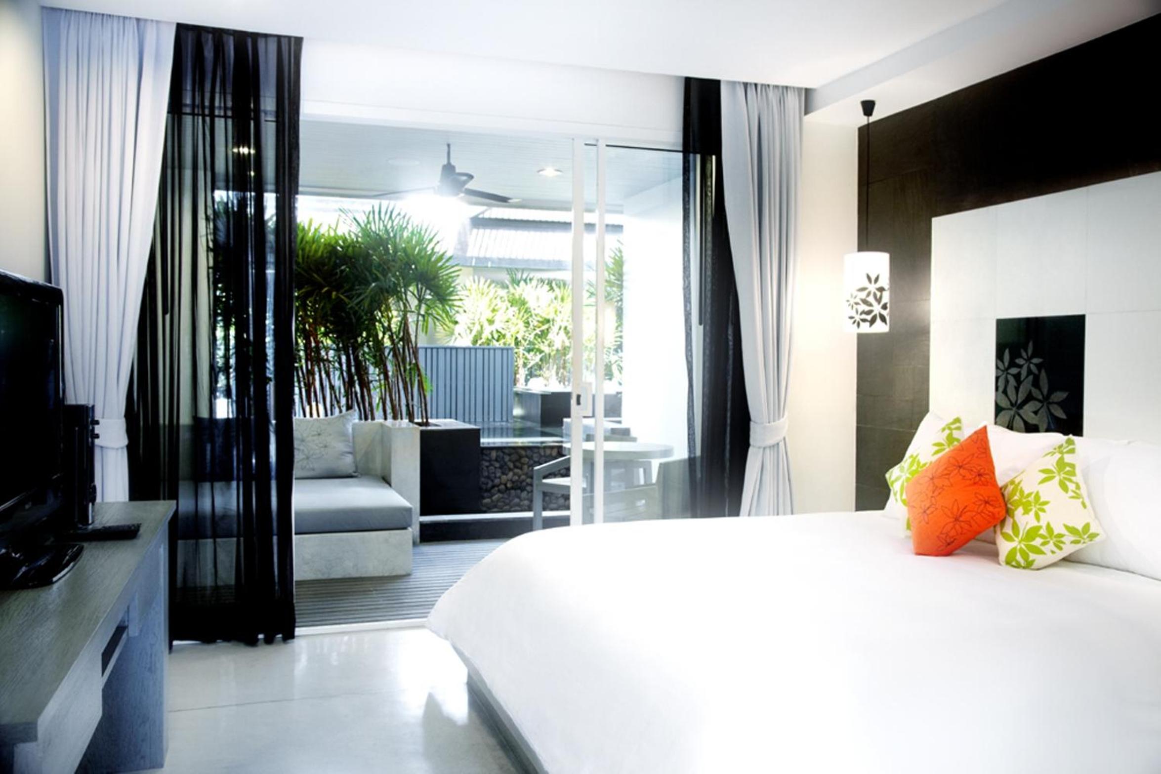 Deluxe Double Room with Pool Access - Photo 10