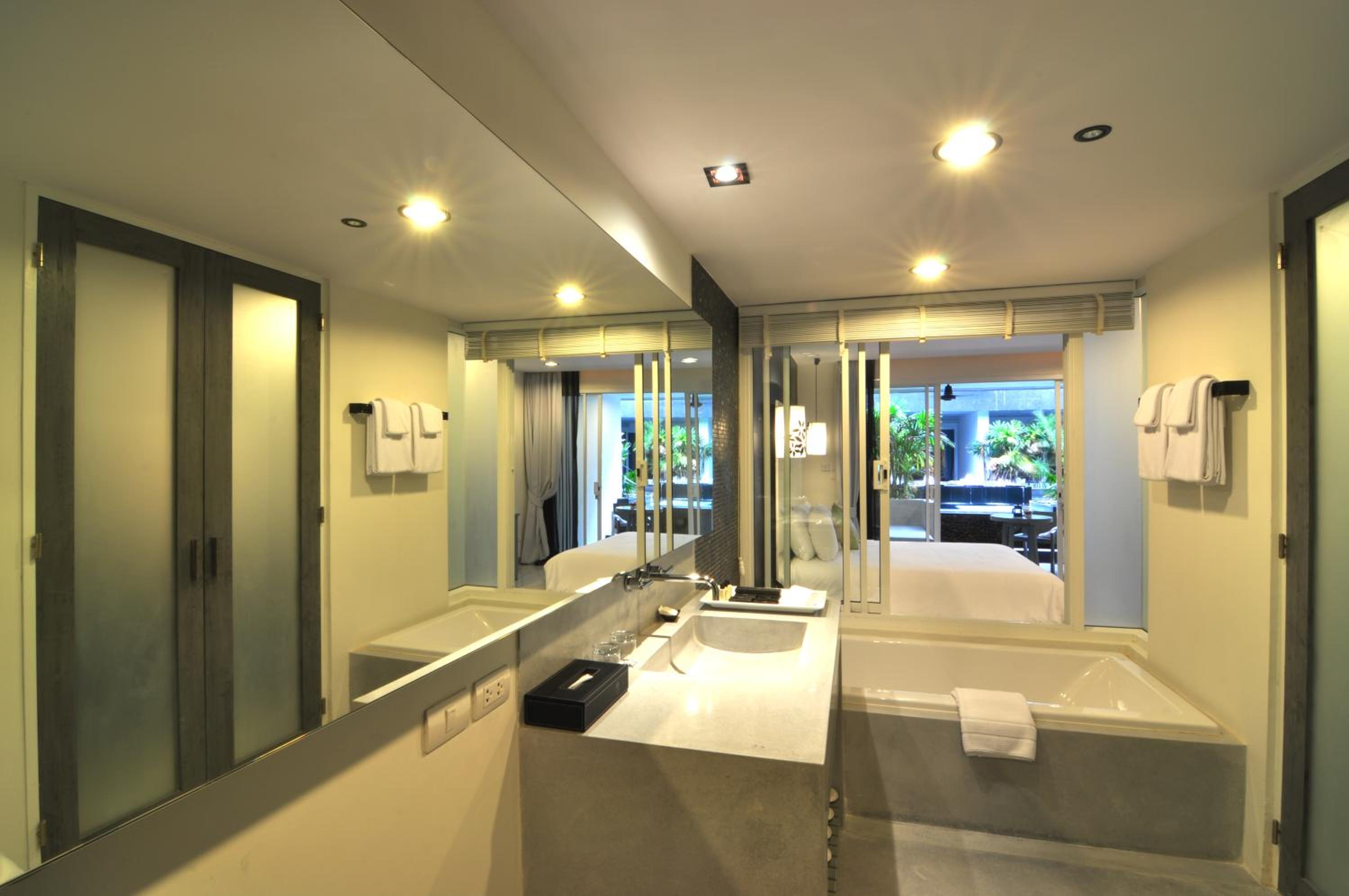 Deluxe Double Room with Pool Access - Photo 11