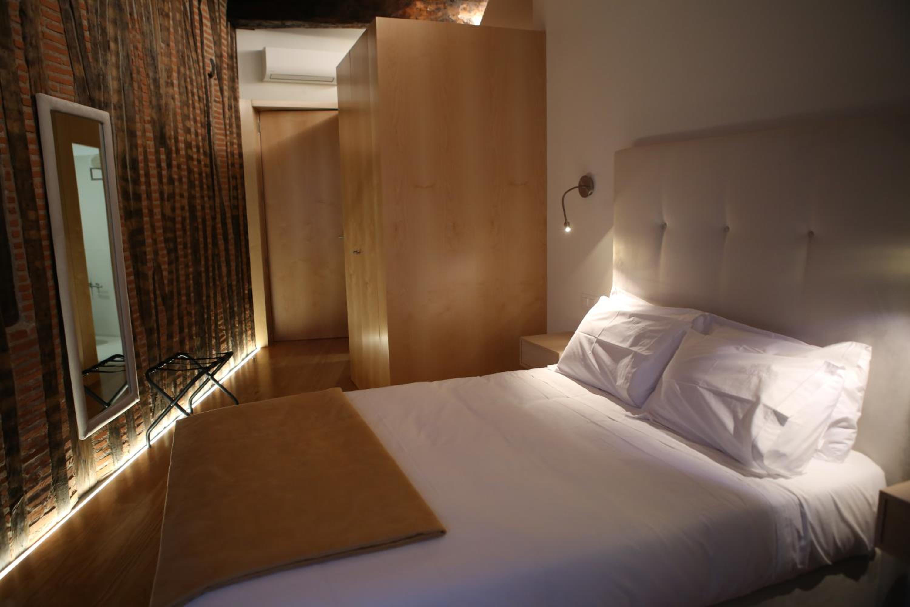 Standard Double Room - Photo 6