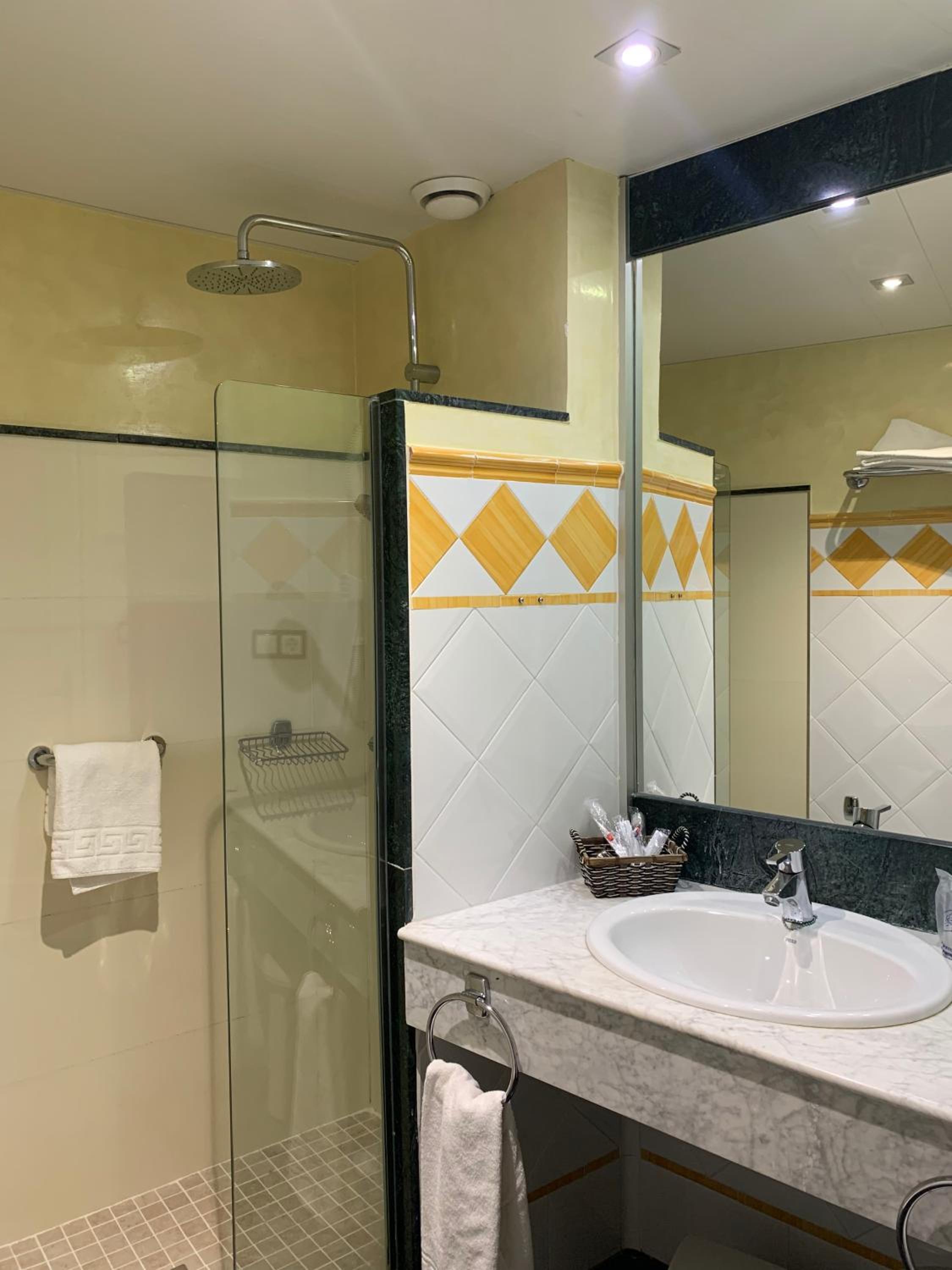 Double or Twin Room - Photo 2
