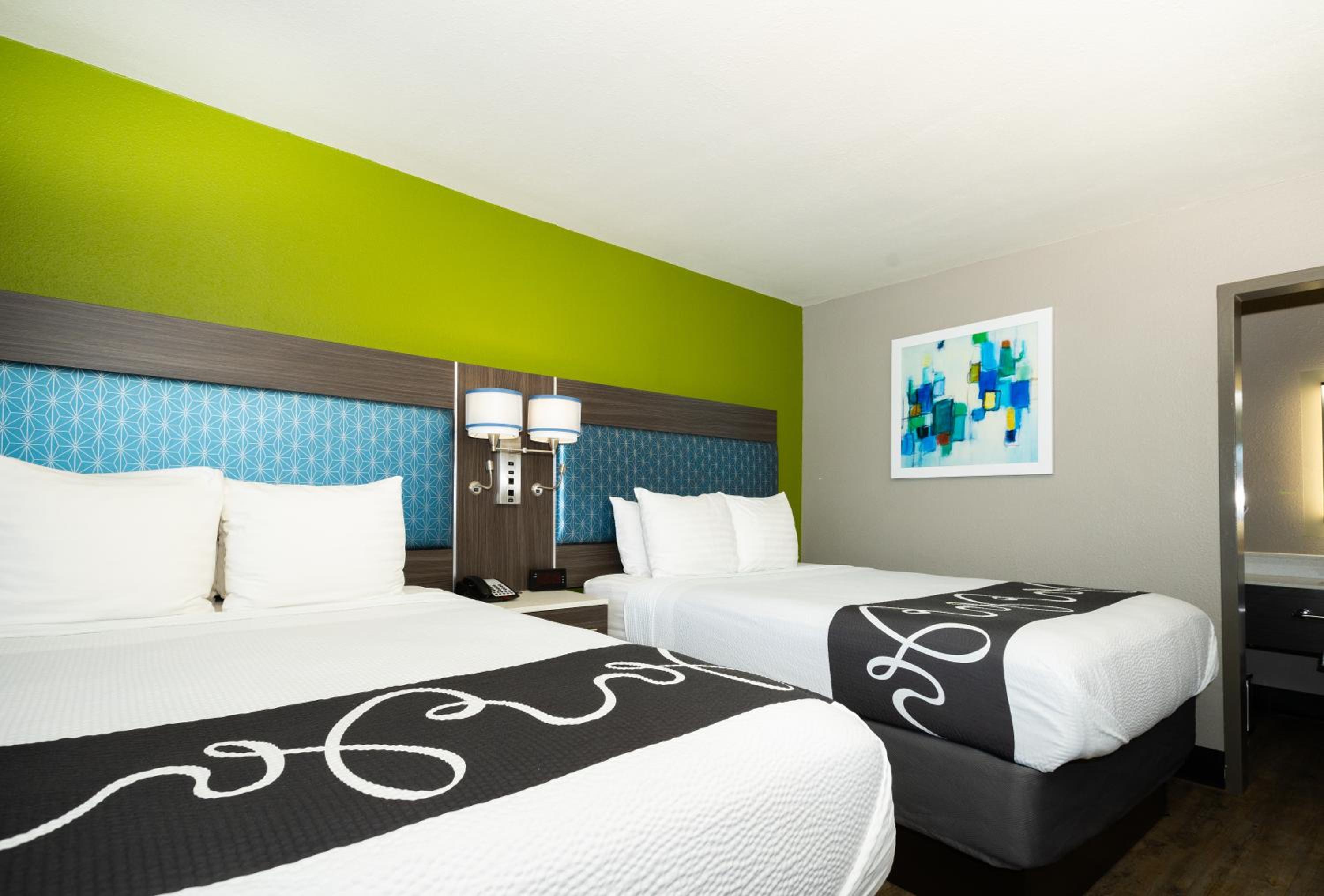Queen Room with Two Queen Beds - Non-Smoking - Photo 5