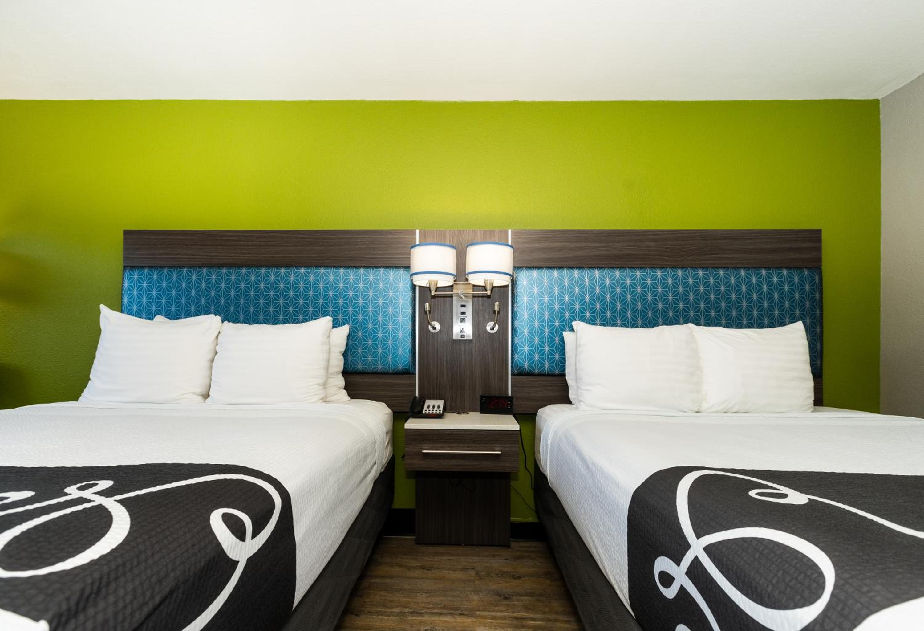 Queen Room with Two Queen Beds and Roll-In Shower - Disability Access/Non-Smoking - Photo 3