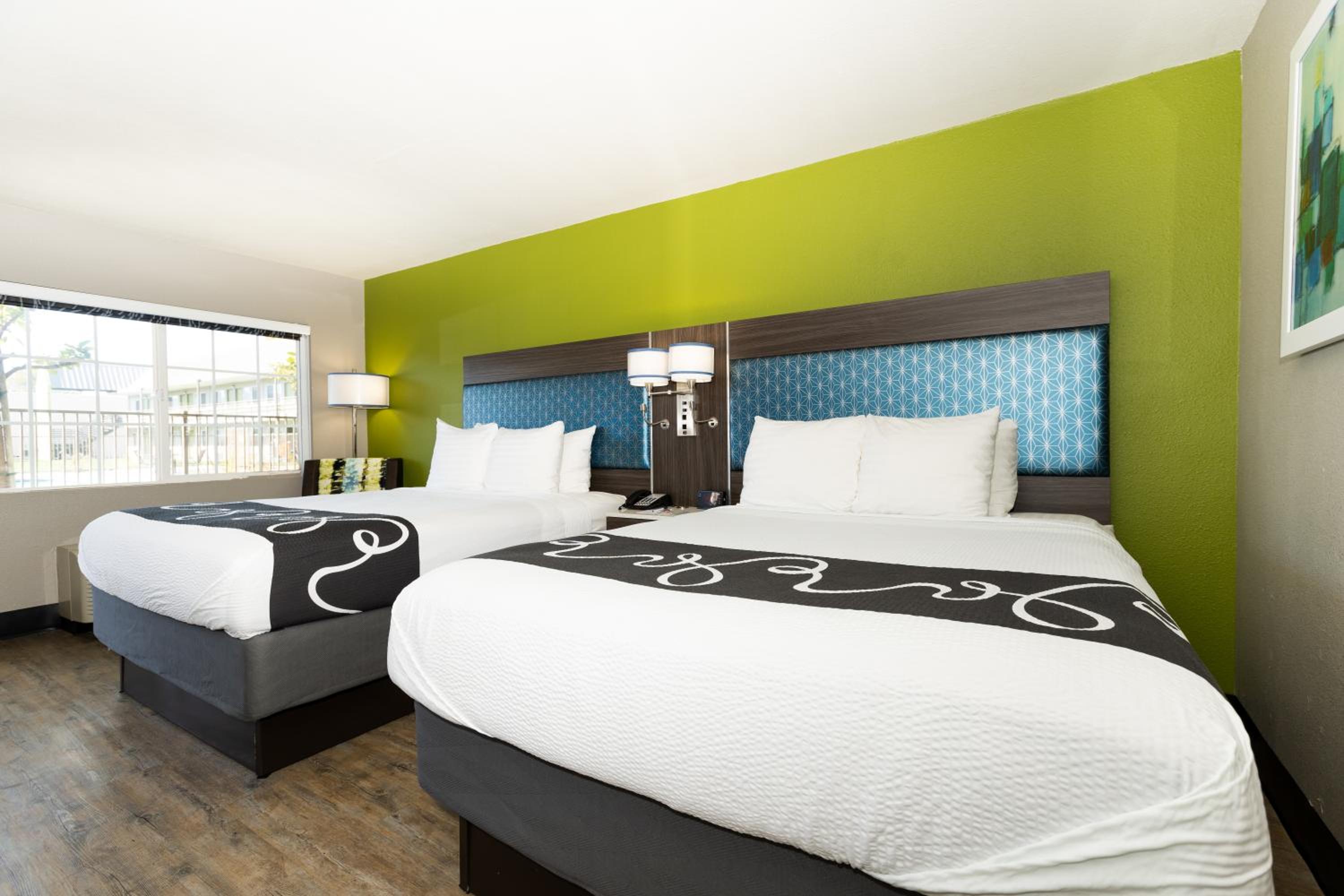 Queen Room with Two Queen Beds and Roll-In Shower - Disability Access/Non-Smoking - Photo 9
