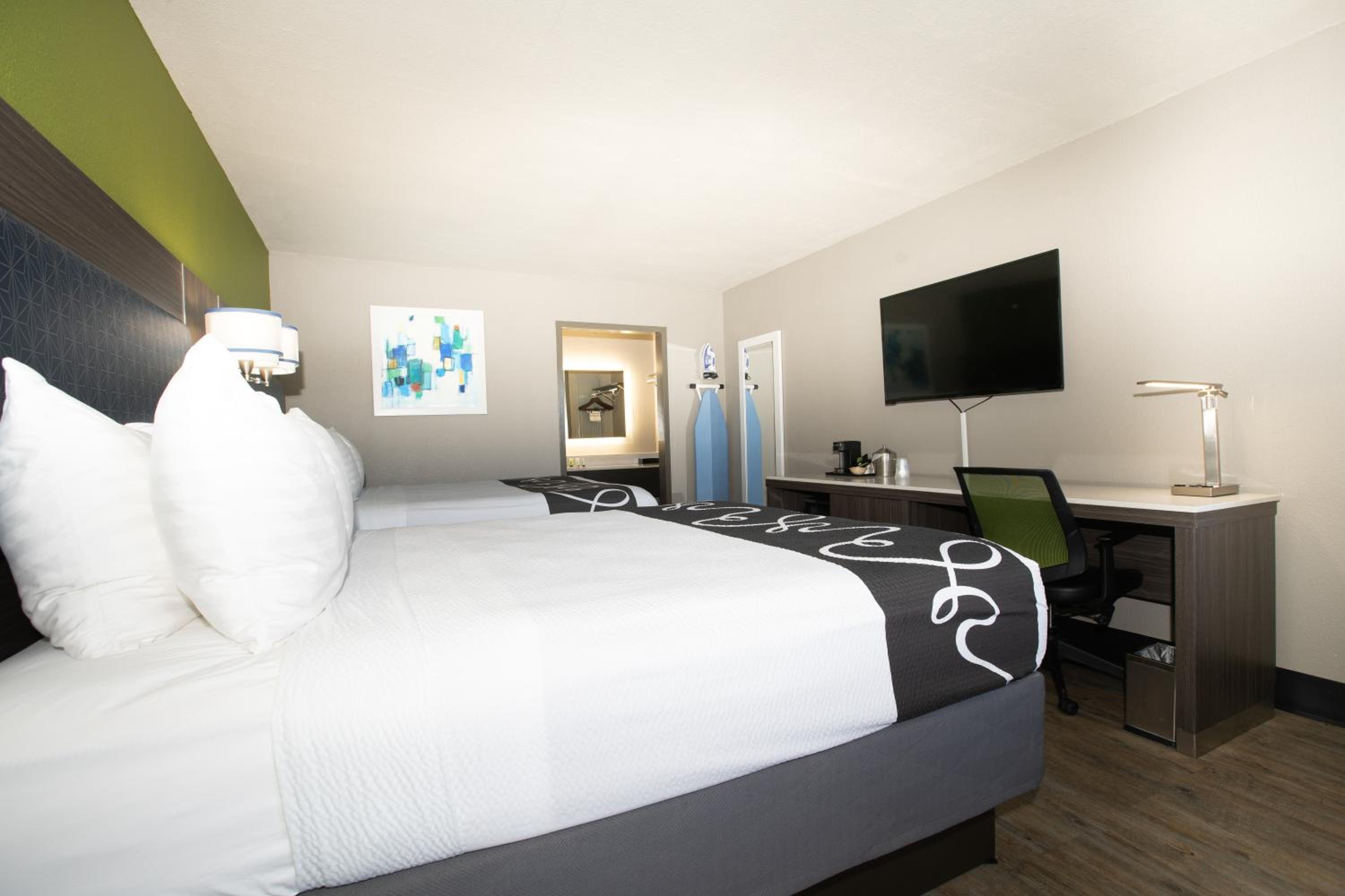 Queen Room with Two Queen Beds and Roll-In Shower - Disability Access/Non-Smoking - Photo 7