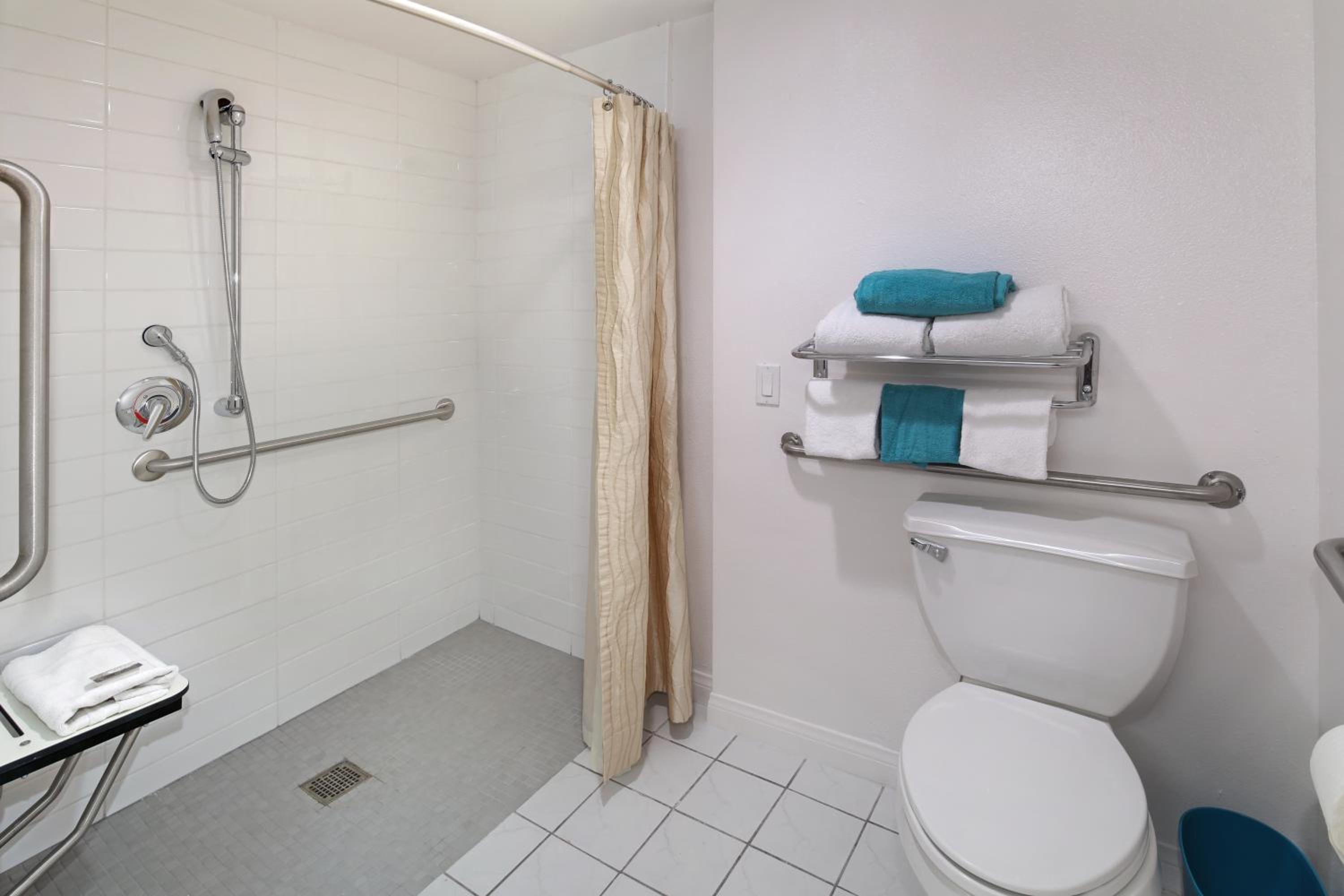 Queen Room with Two Queen Beds - Disability Access - Photo 2