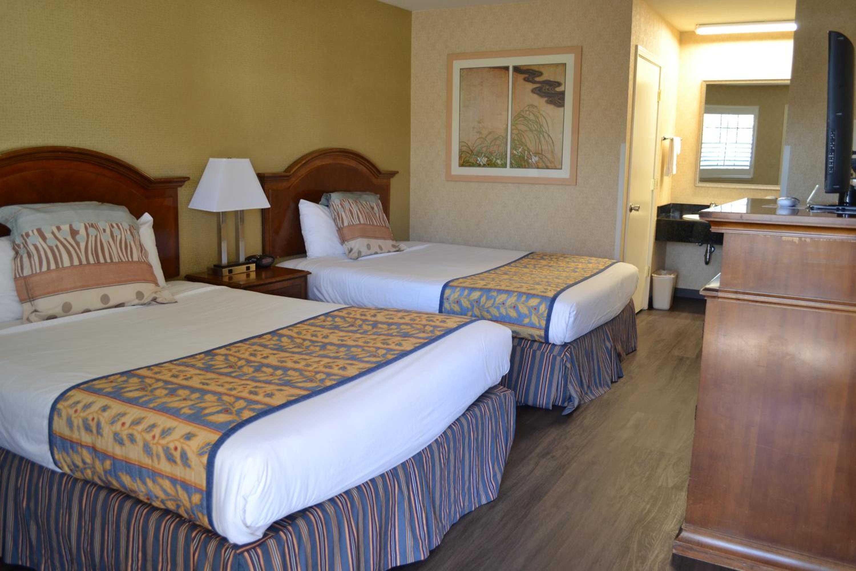 Queen Room with Two Queen Beds - Non-Smoking photo 1