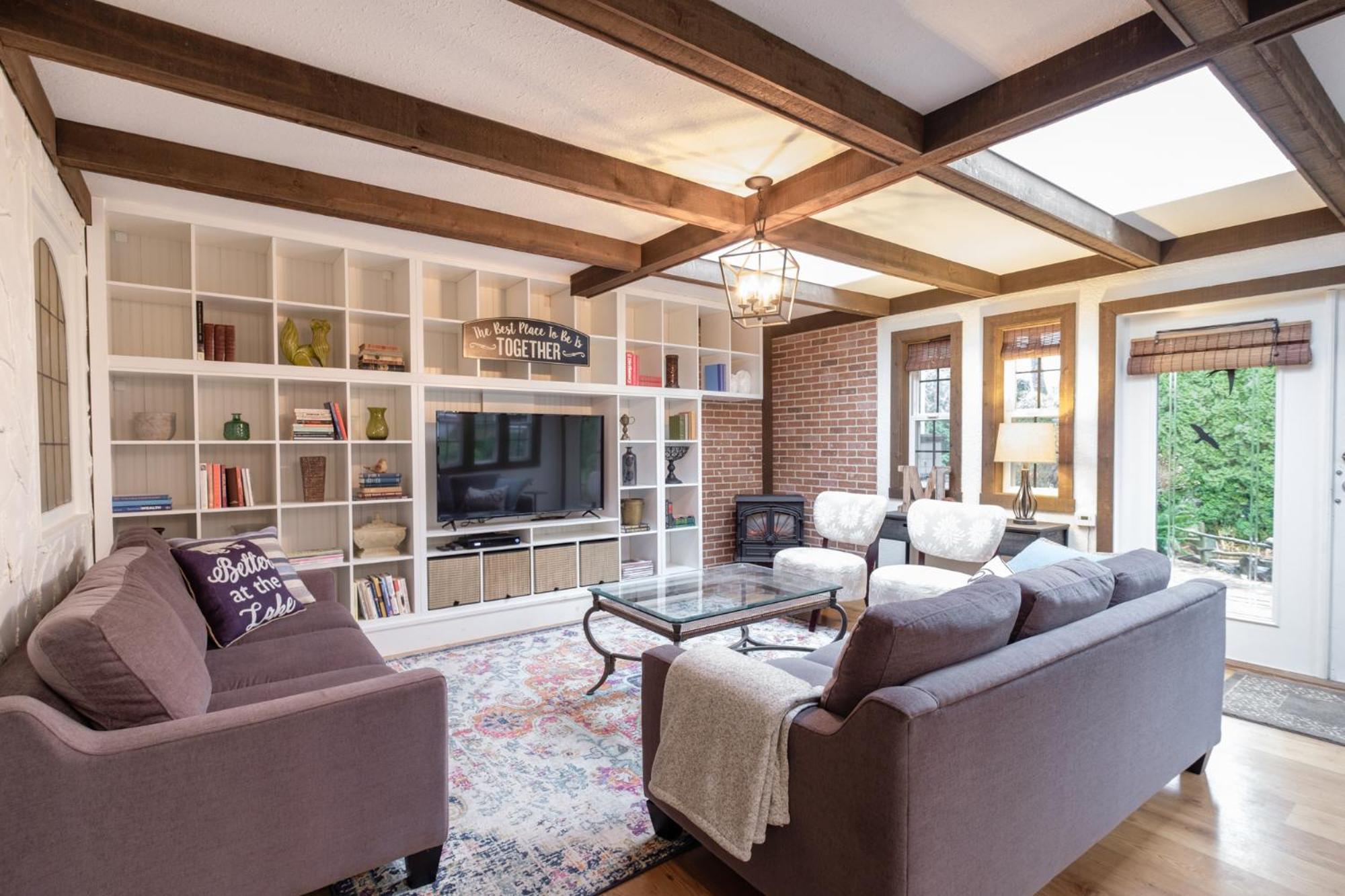 Five-Bedroom House photo 1