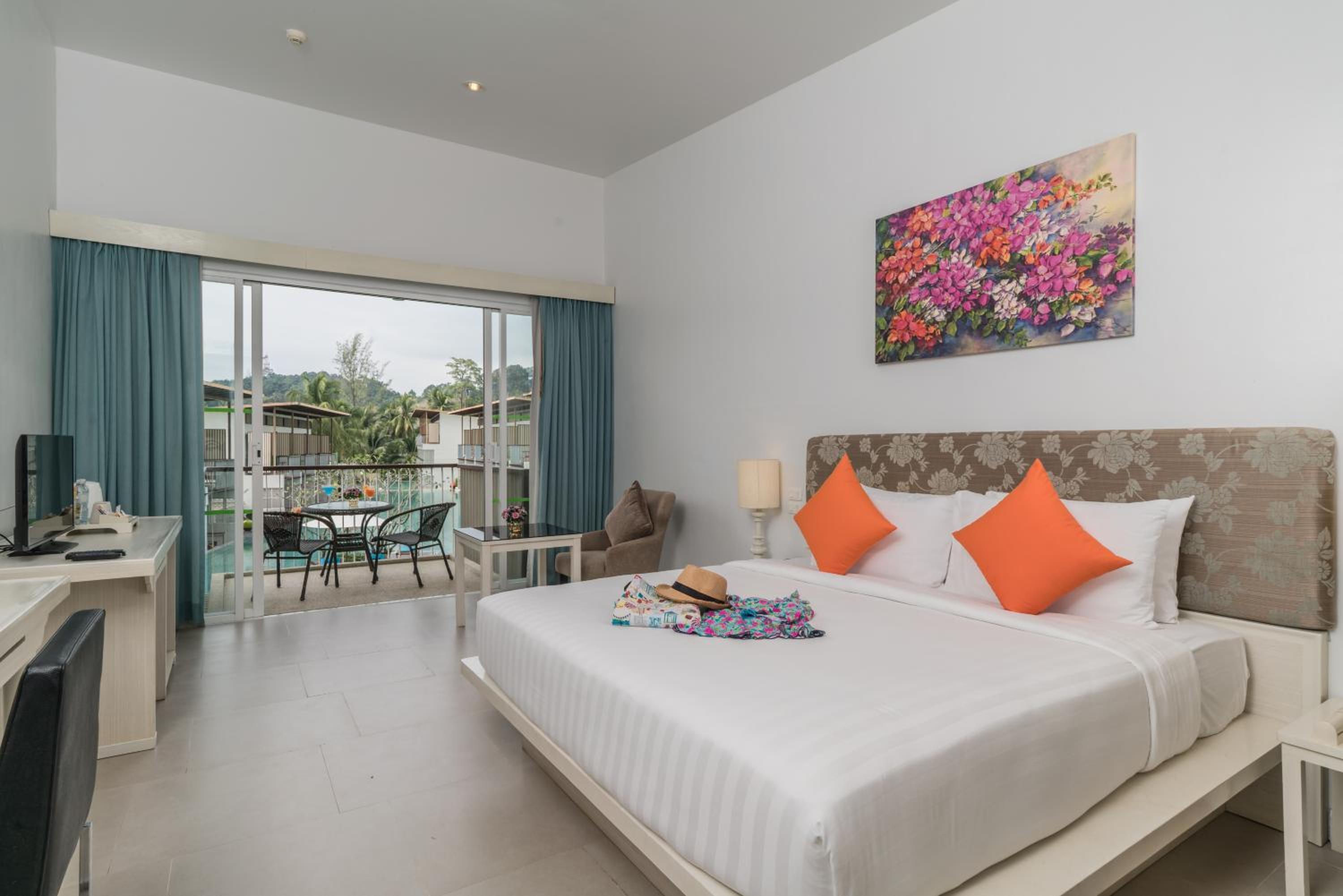 Deluxe Double or Twin Room with Pool View - Photo 1
