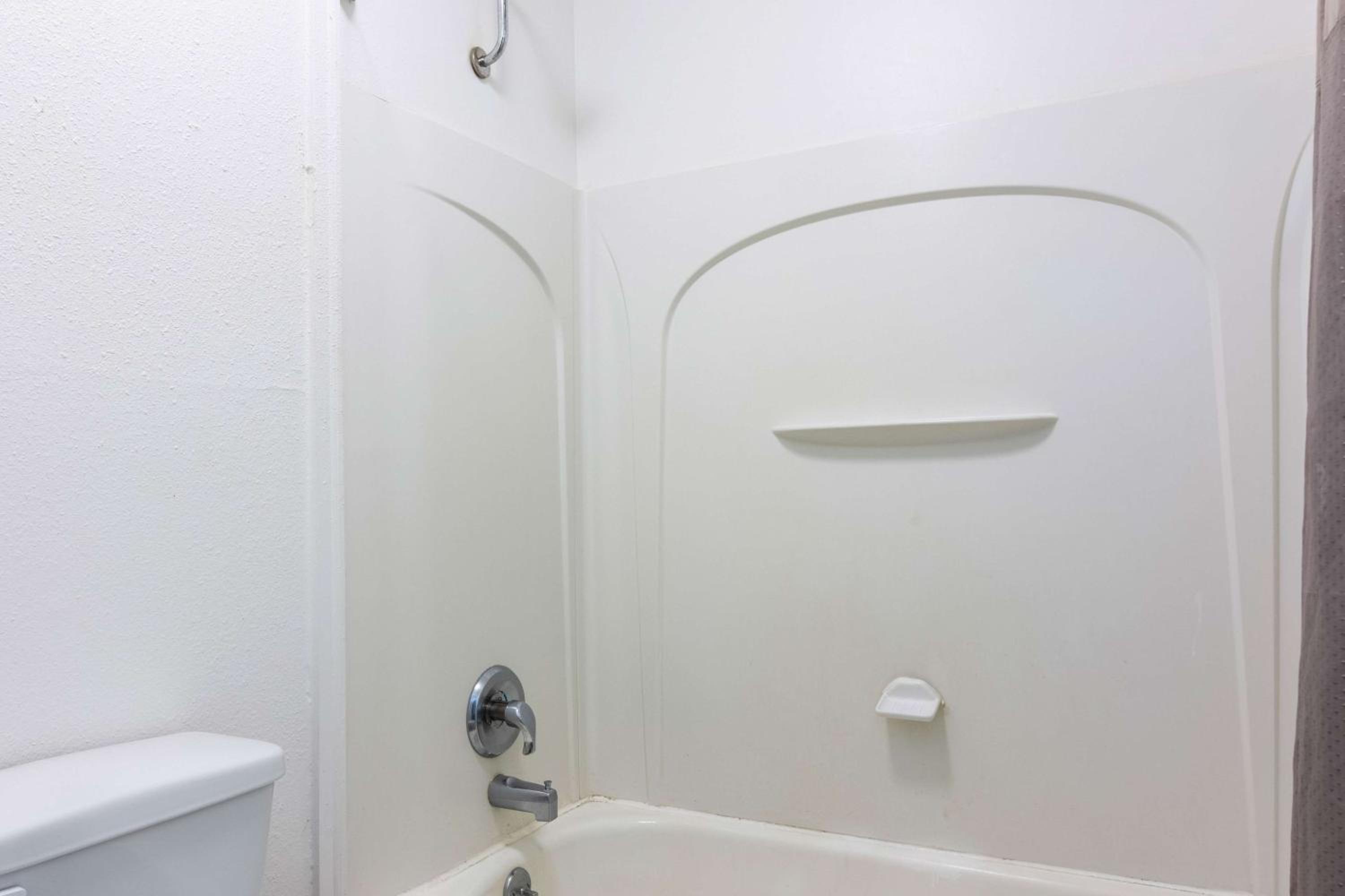 Deluxe Queen Room with Two Queen Beds - Non-Smoking - Photo 7