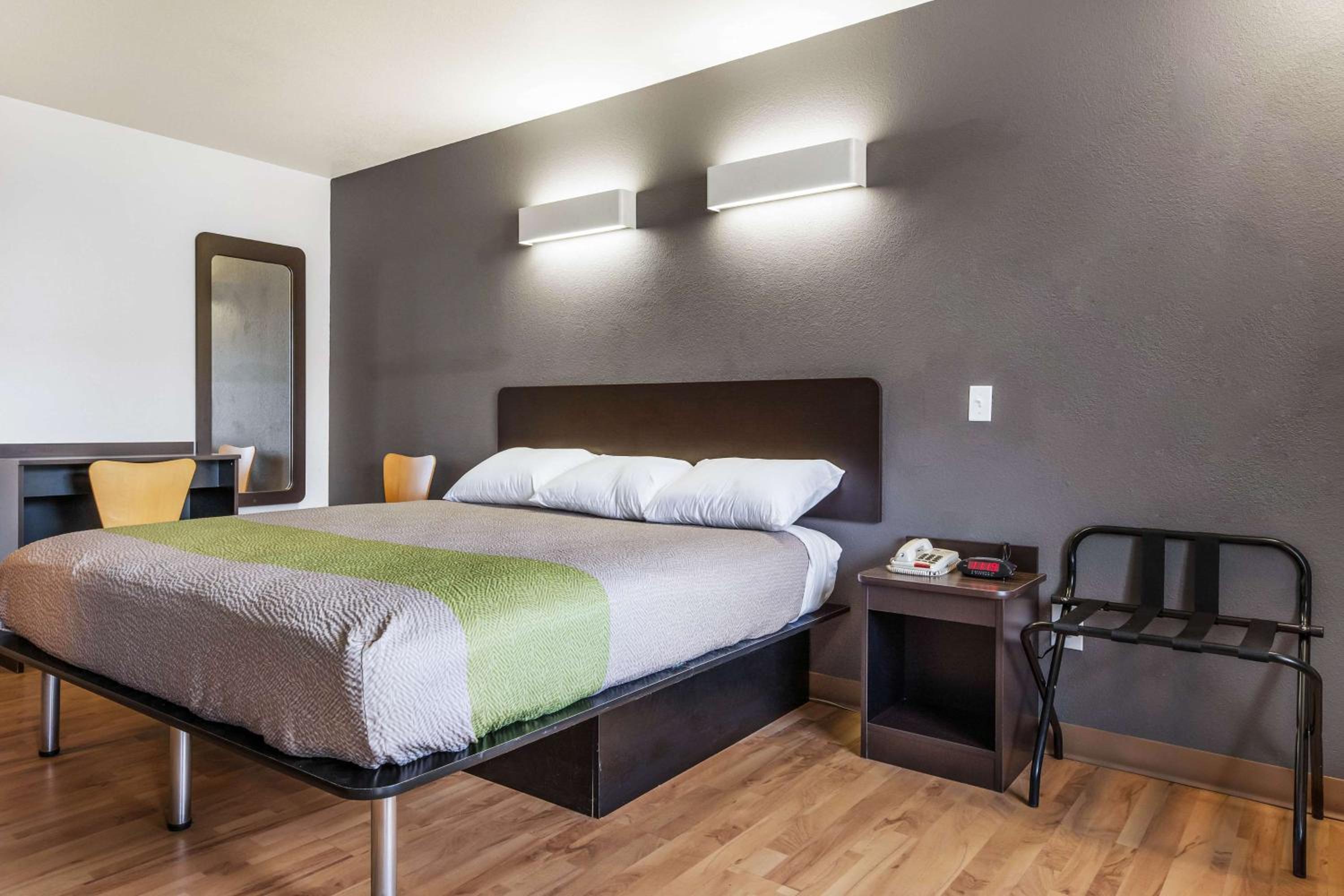 Deluxe King Room - Non-Smoking - Photo 3