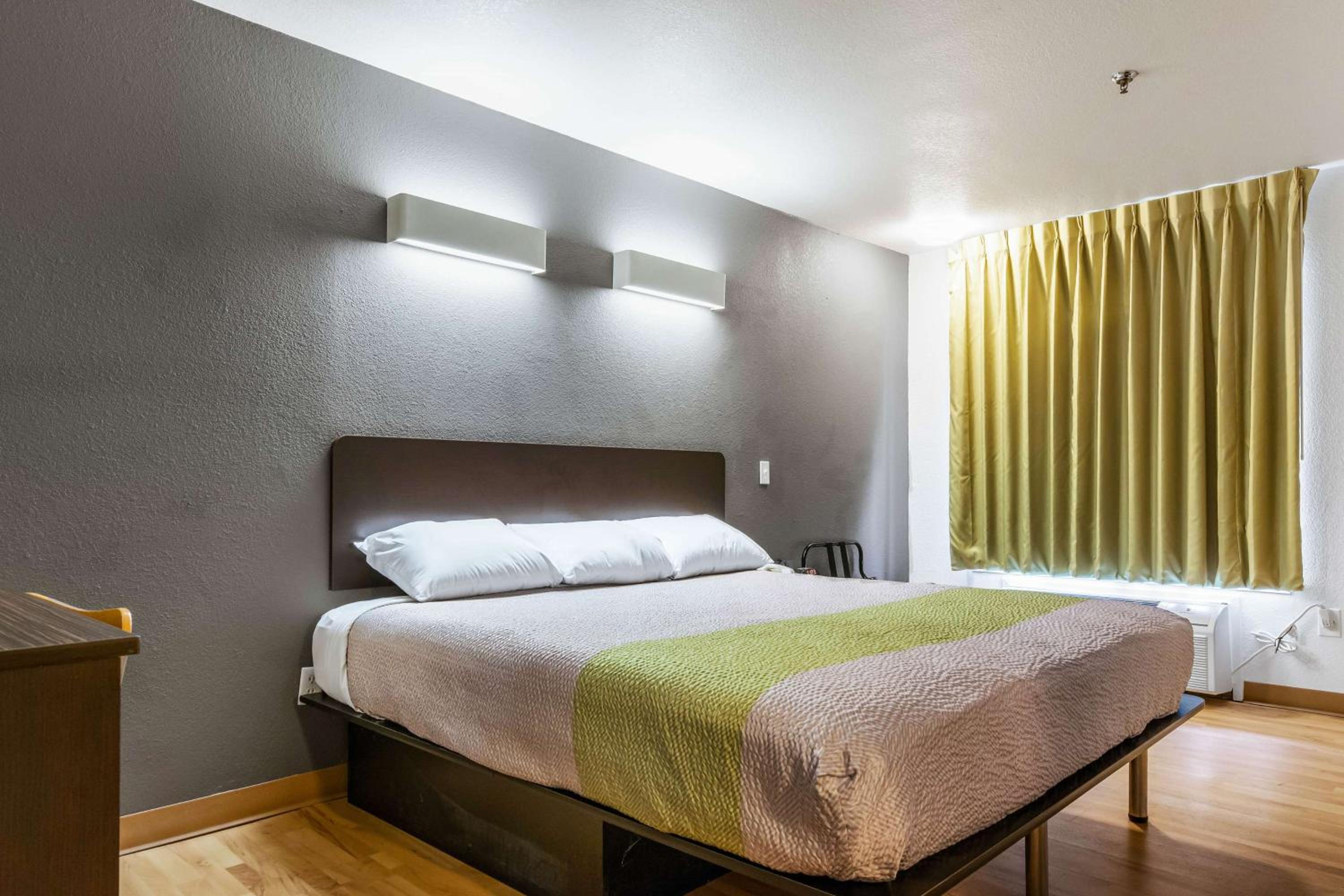 Deluxe King Room - Non-Smoking - Photo 4