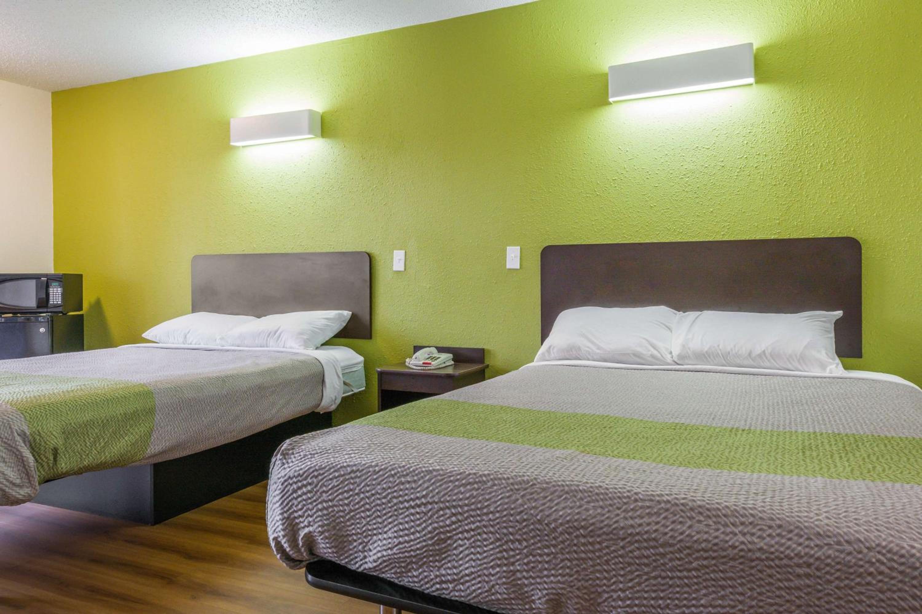 Deluxe Queen Room with Two Queen Beds - Non-Smoking - Photo 2