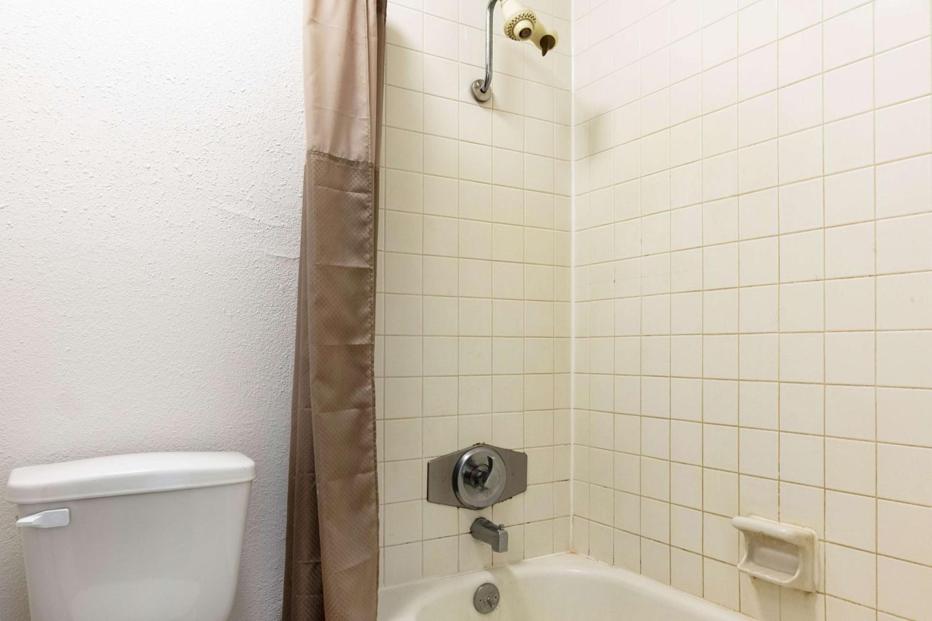 Deluxe Queen Room with Two Queen Beds - Non-Smoking - Photo 4