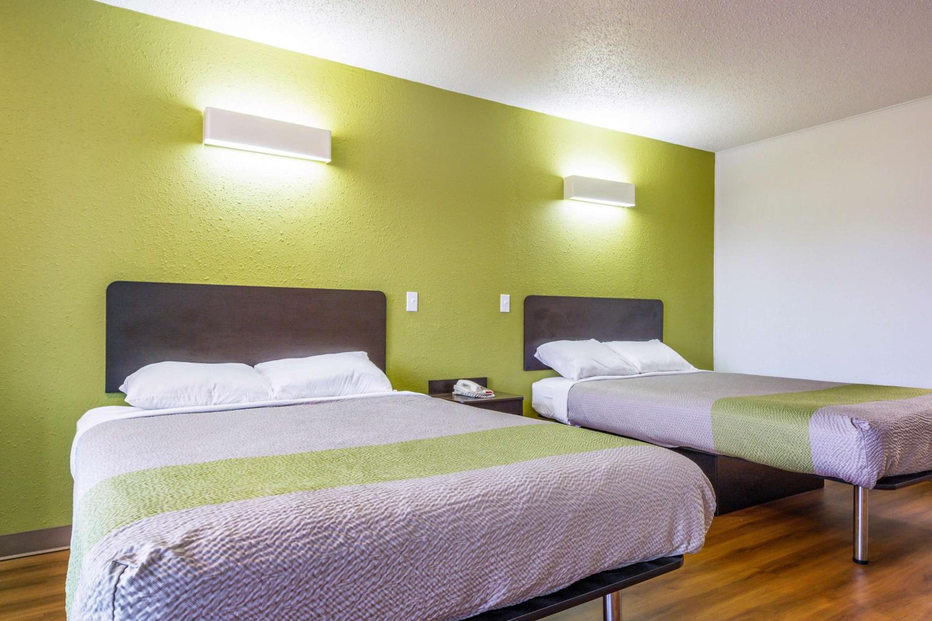 Deluxe Queen Room with Two Queen Beds - Non-Smoking - Photo 5