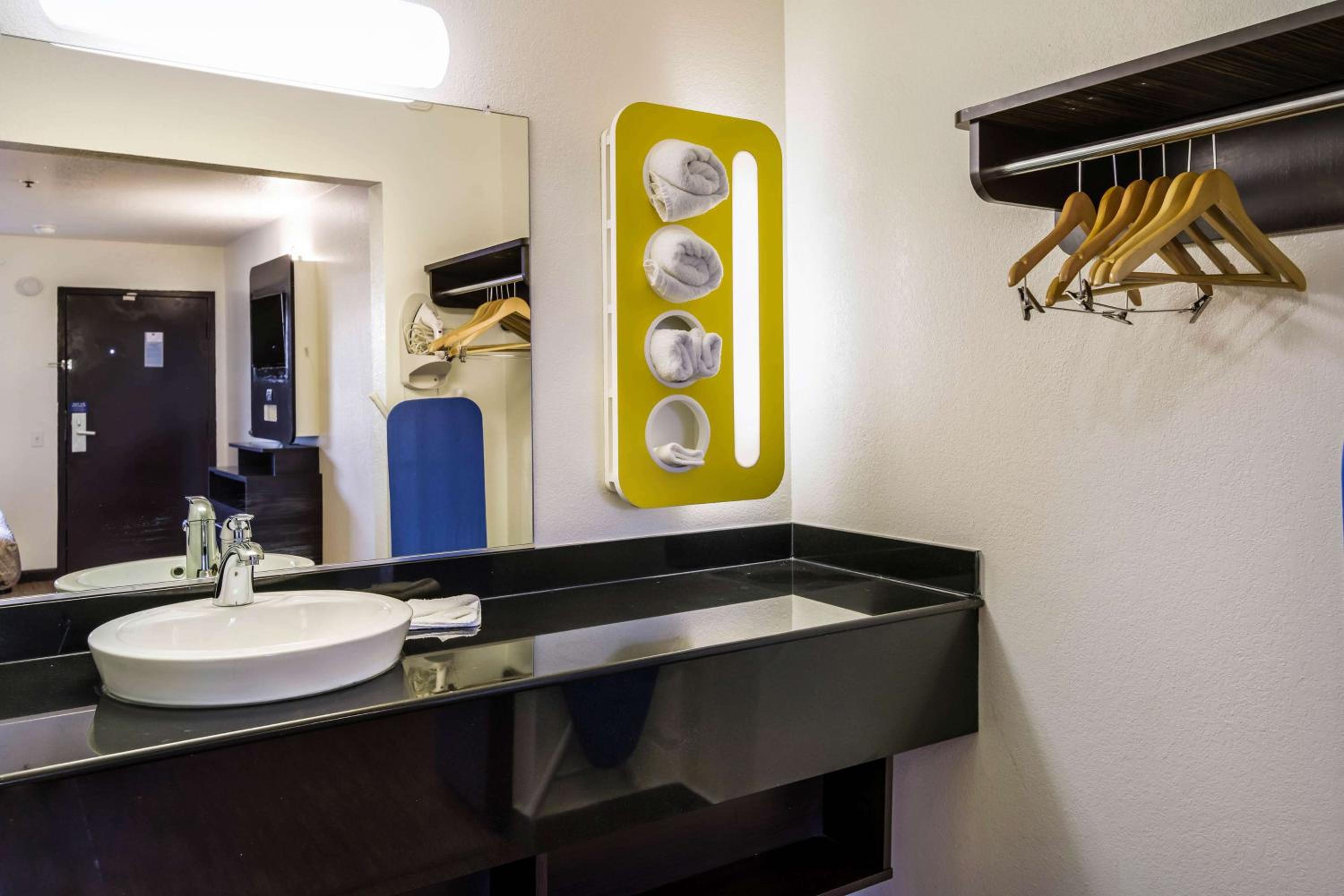 King Room - Non-Smoking - Photo 3
