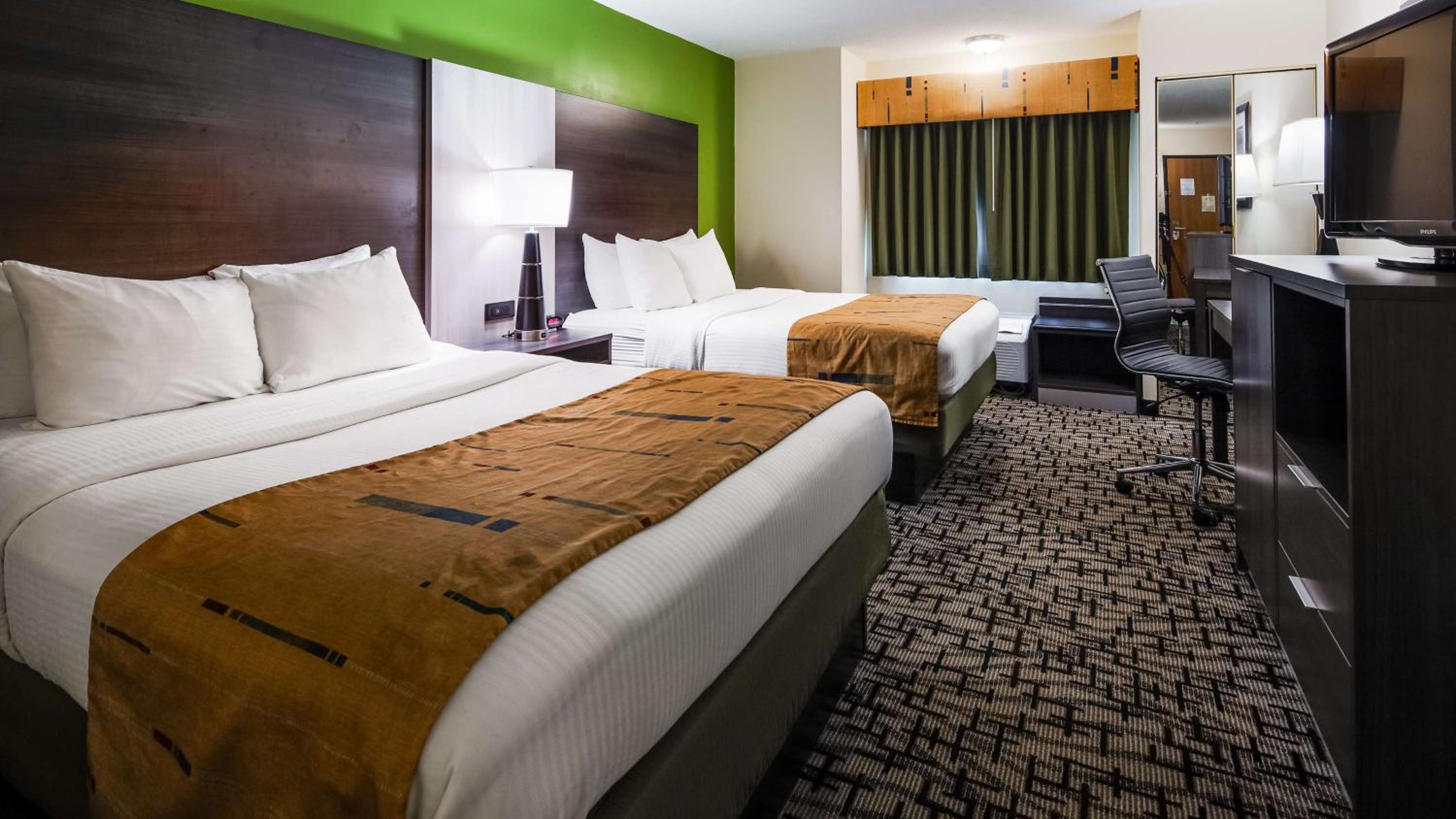 Queen Room with Two Queen Beds - Photo 1