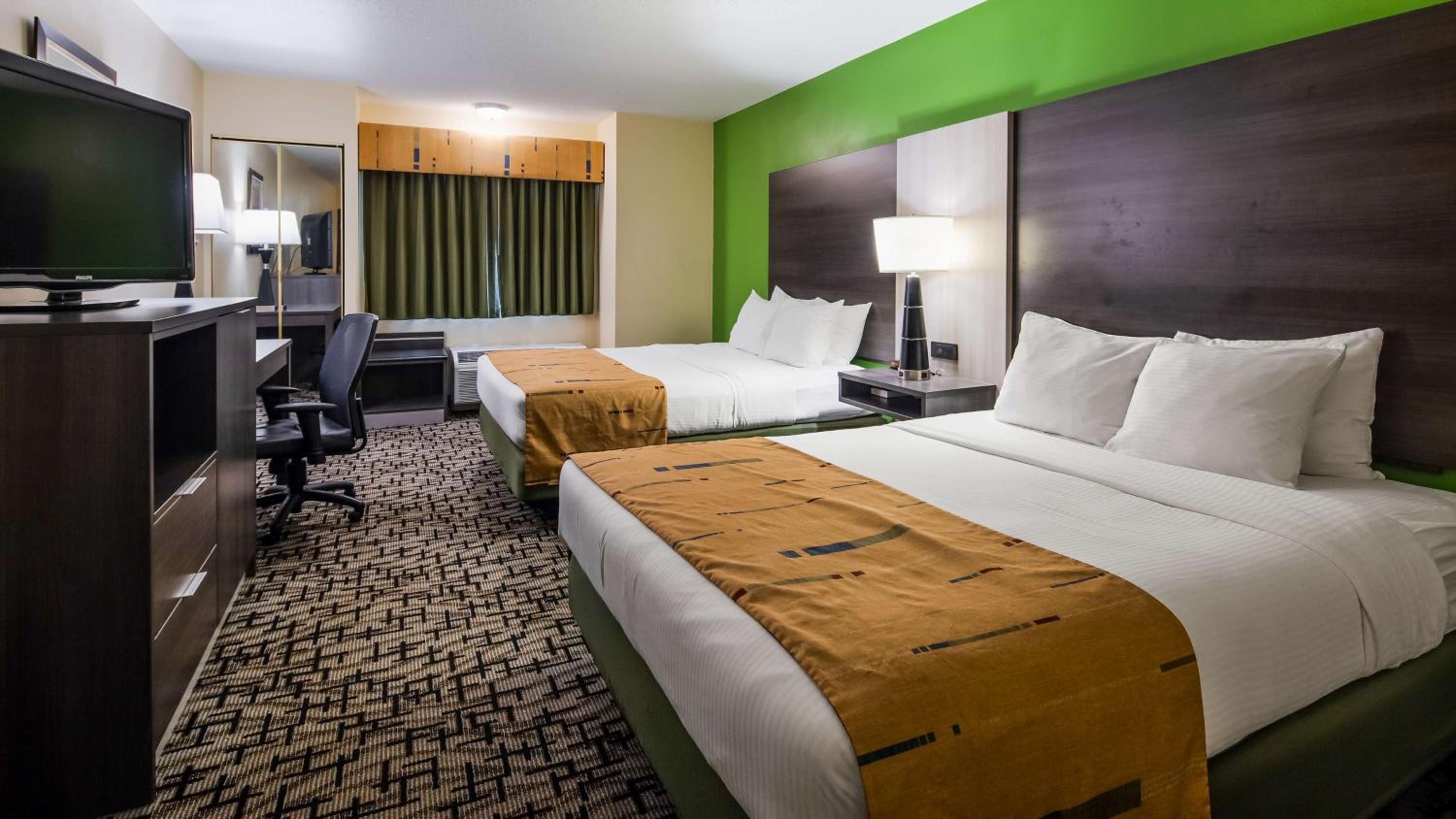 Queen Room with Two Queen Beds - Photo 2