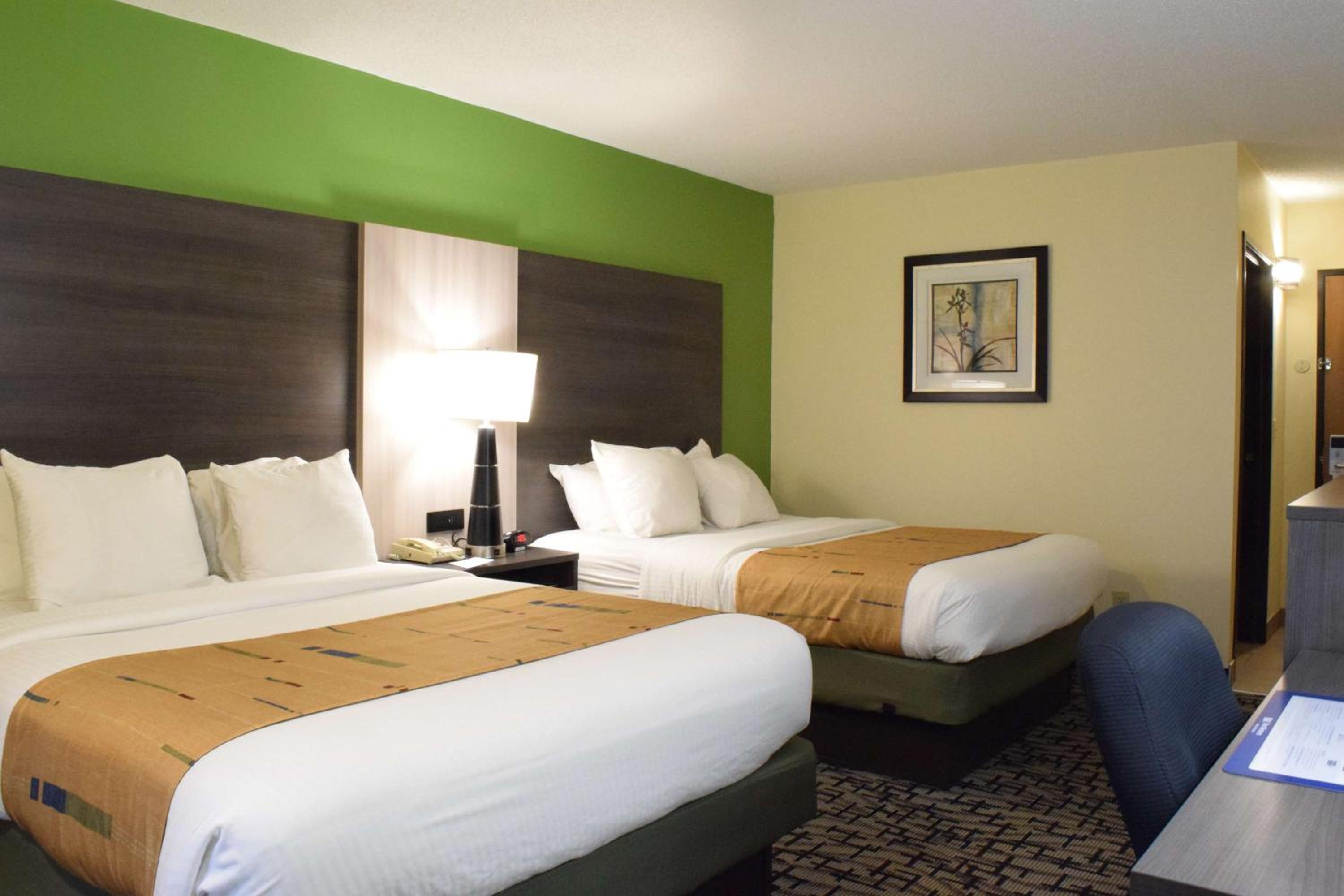 Queen Room with Two Queen Beds - Photo 3