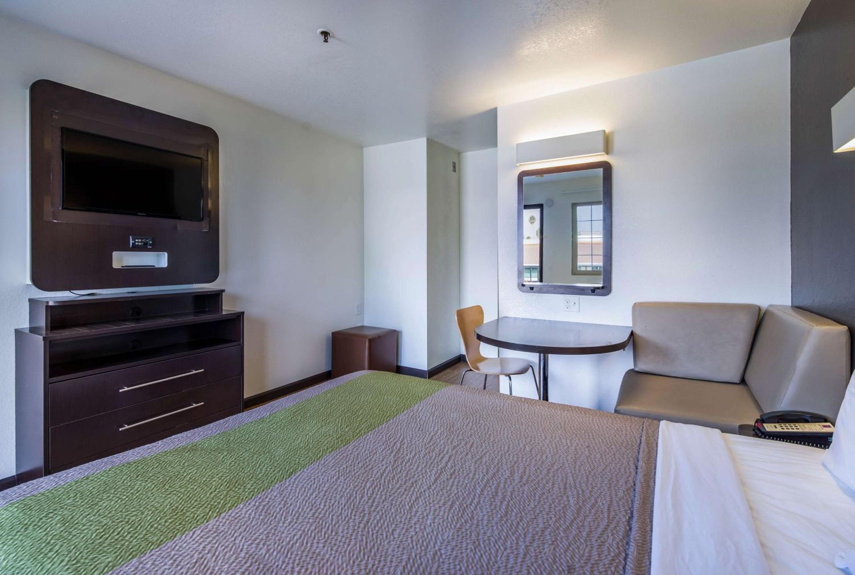 Queen Room - Non-Smoking - Photo 8