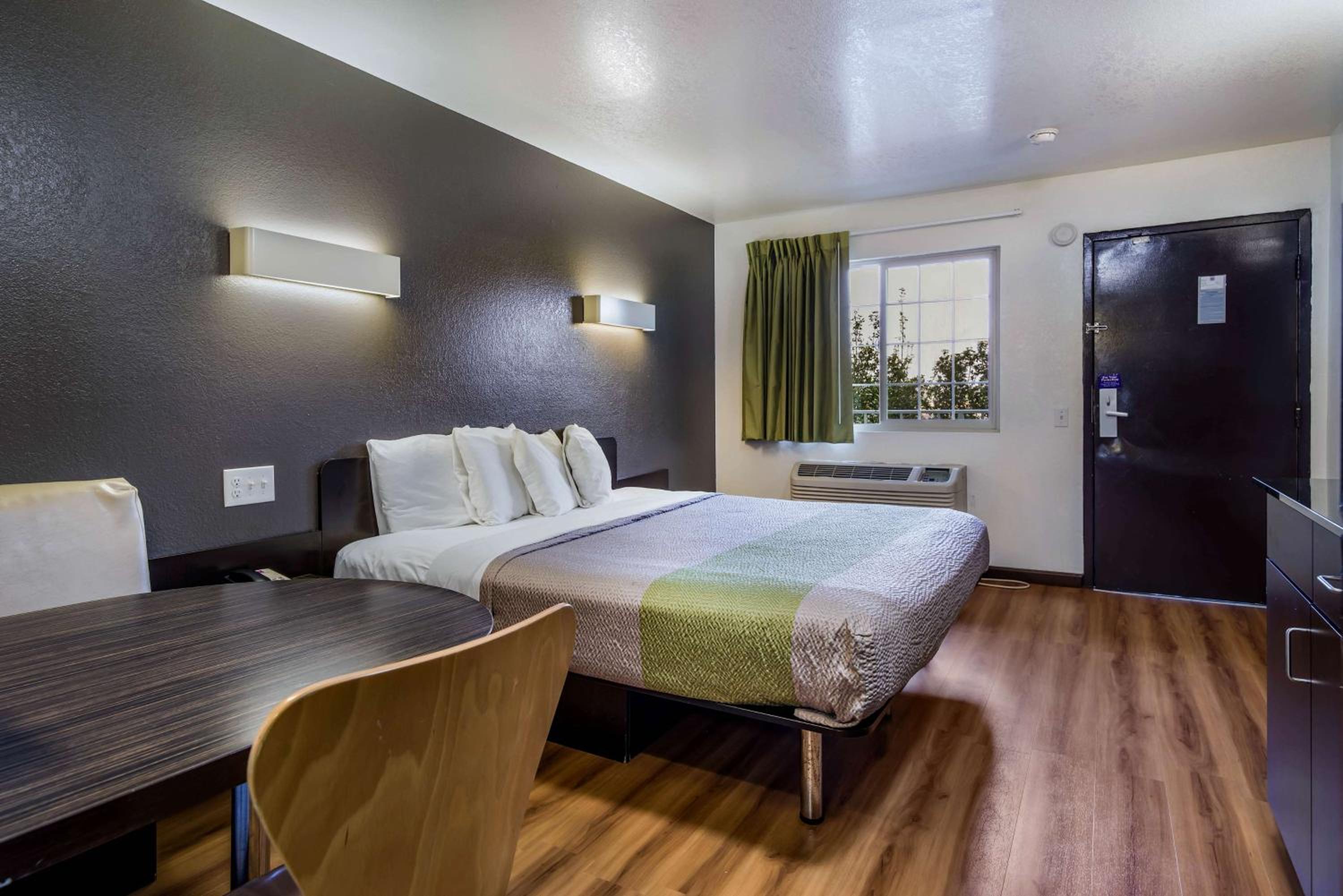 King Room - Non-Smoking - Photo 8