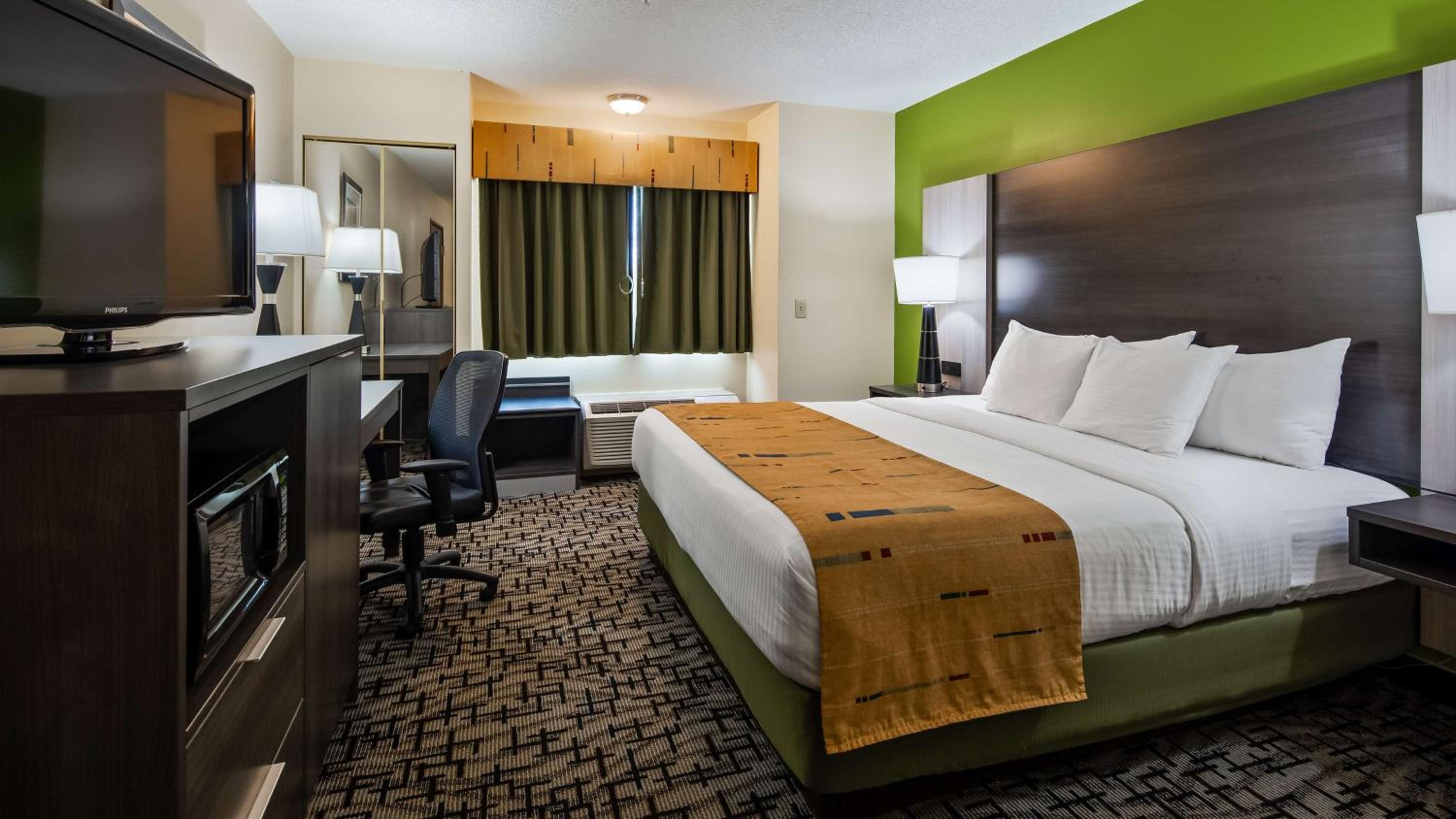 King Room with Roll-in Shower - Disability Access/Non-Smoking - Photo 1