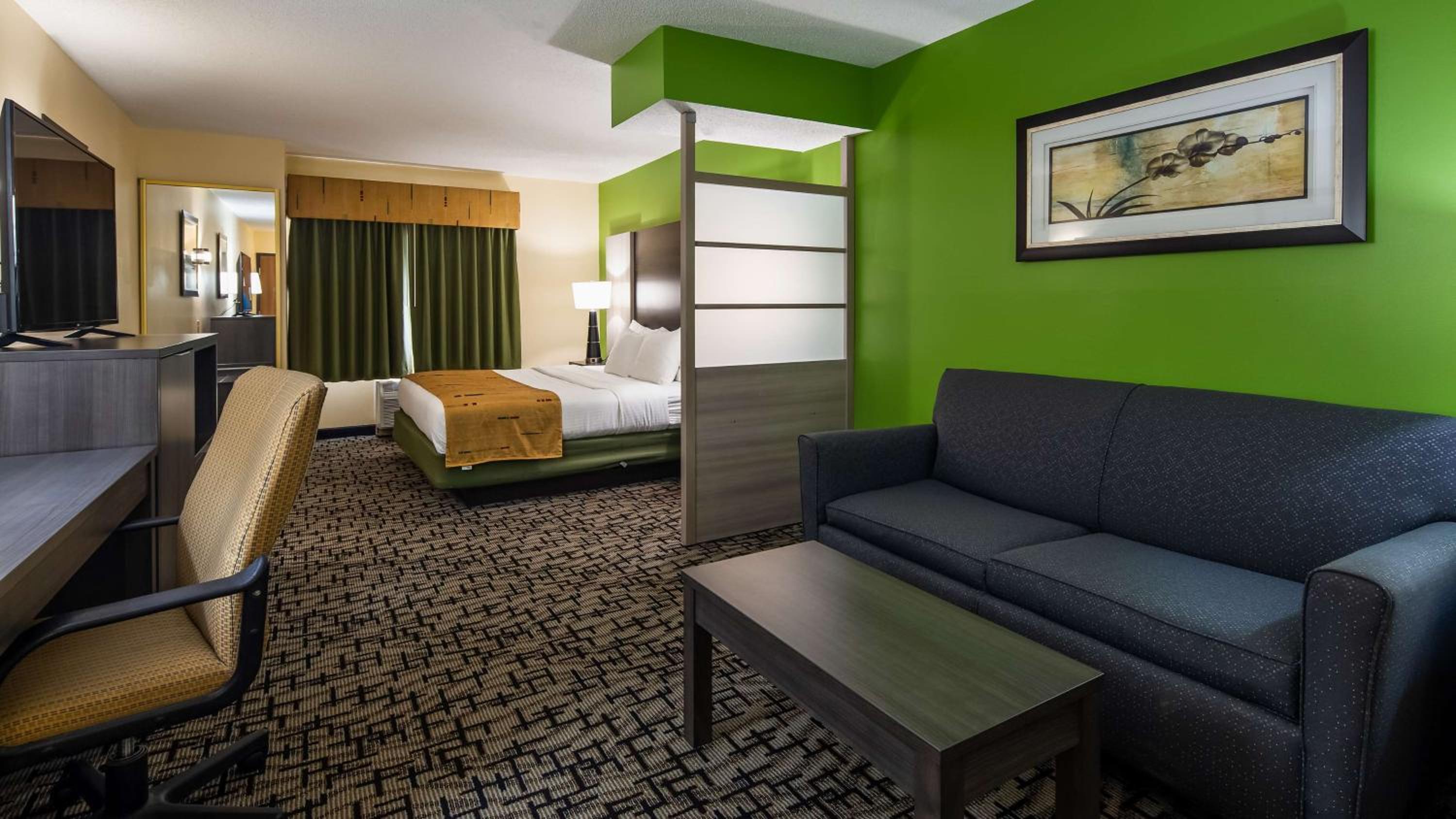 King Suite with Sofa Bed - Non-Smoking - Photo 1
