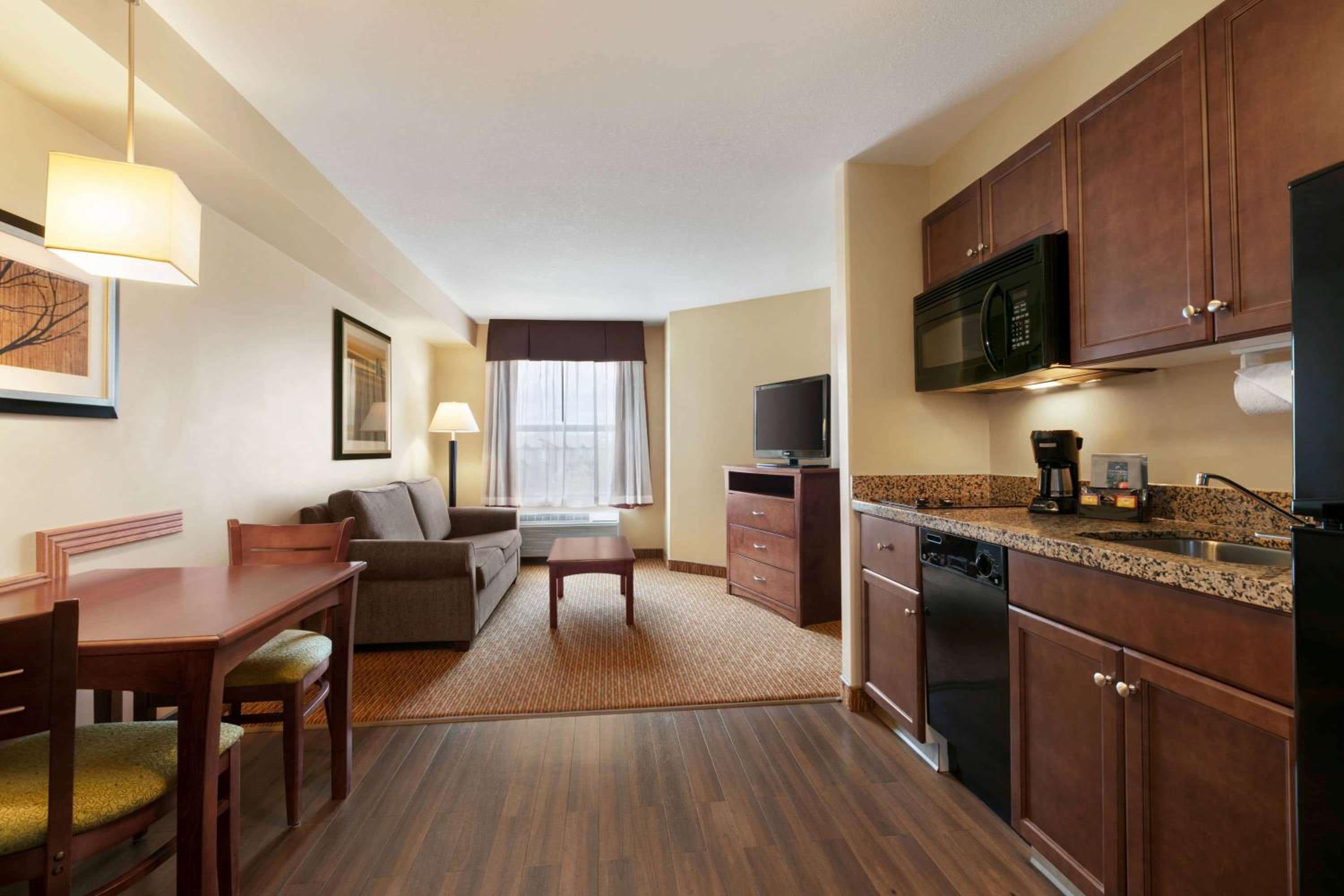 One-Bedroom King Suite - SMOKING ROOM - Photo 1