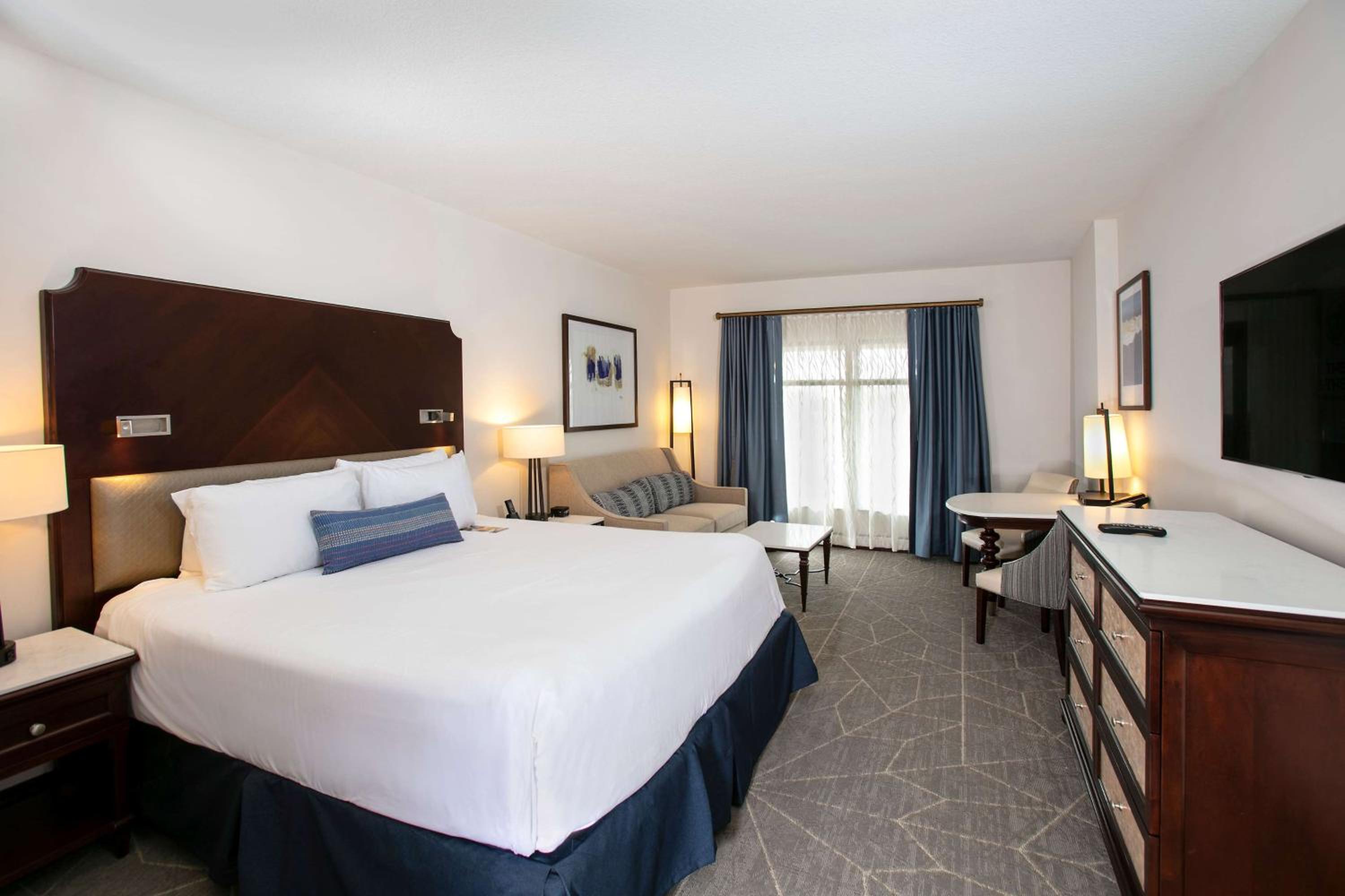 Mobility Accessible King Room with Lake View photo 1