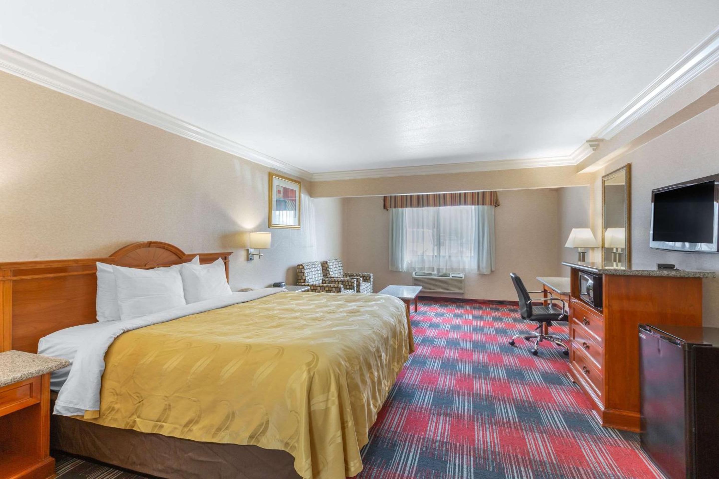 Standard Room, 1 King Bed, Non Smoking - Photo 1