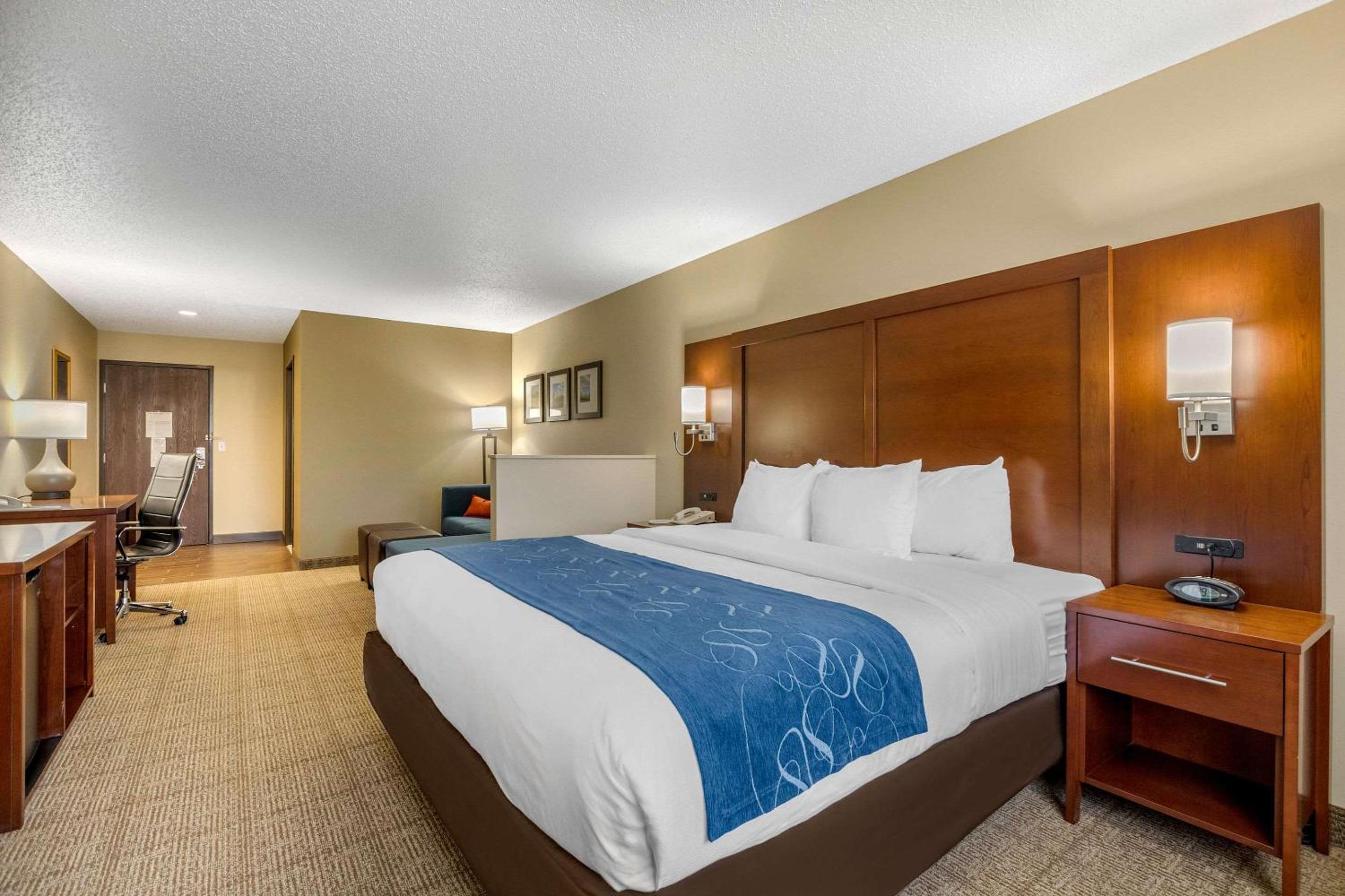 King Suite - Non-Smoking - Photo 2