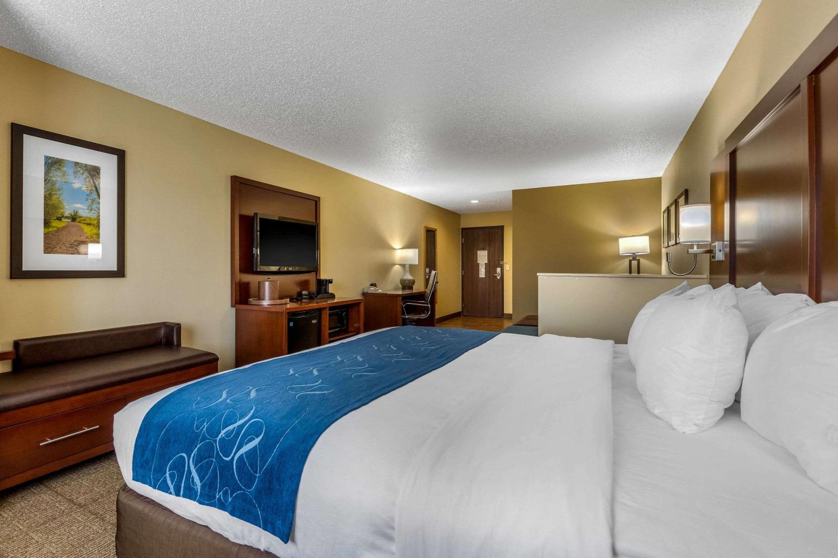 King Suite - Non-Smoking - Photo 3