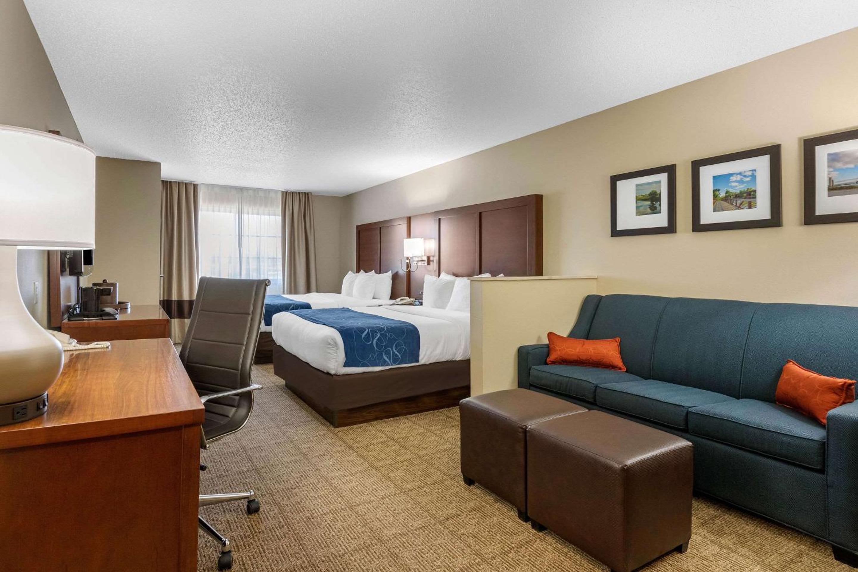 Queen Suite with Two Queen Beds - Non-Smoking - Photo 5