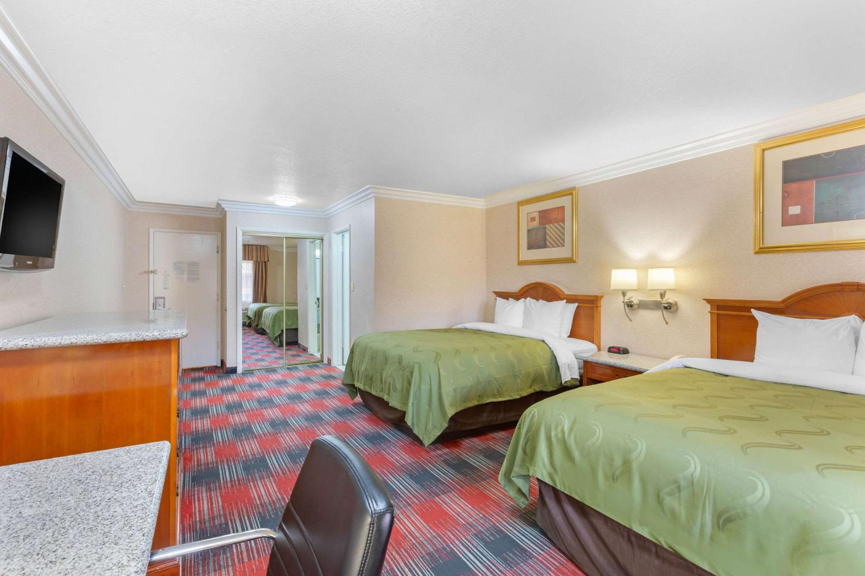 Standard Room, 2 Queen Beds, Non Smoking - Photo 8