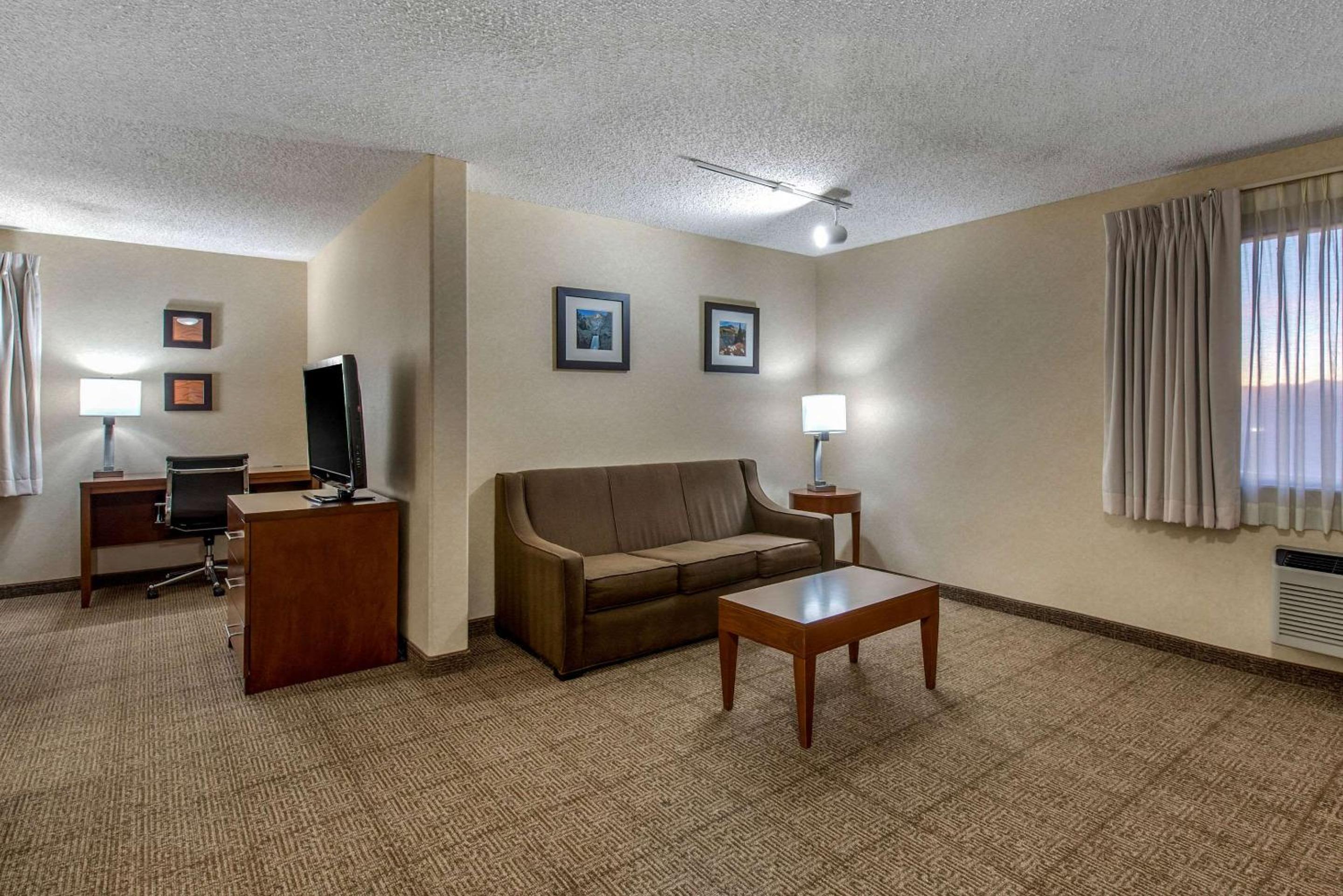 Suite with Two Double Beds - Non-Smoking - Photo 4