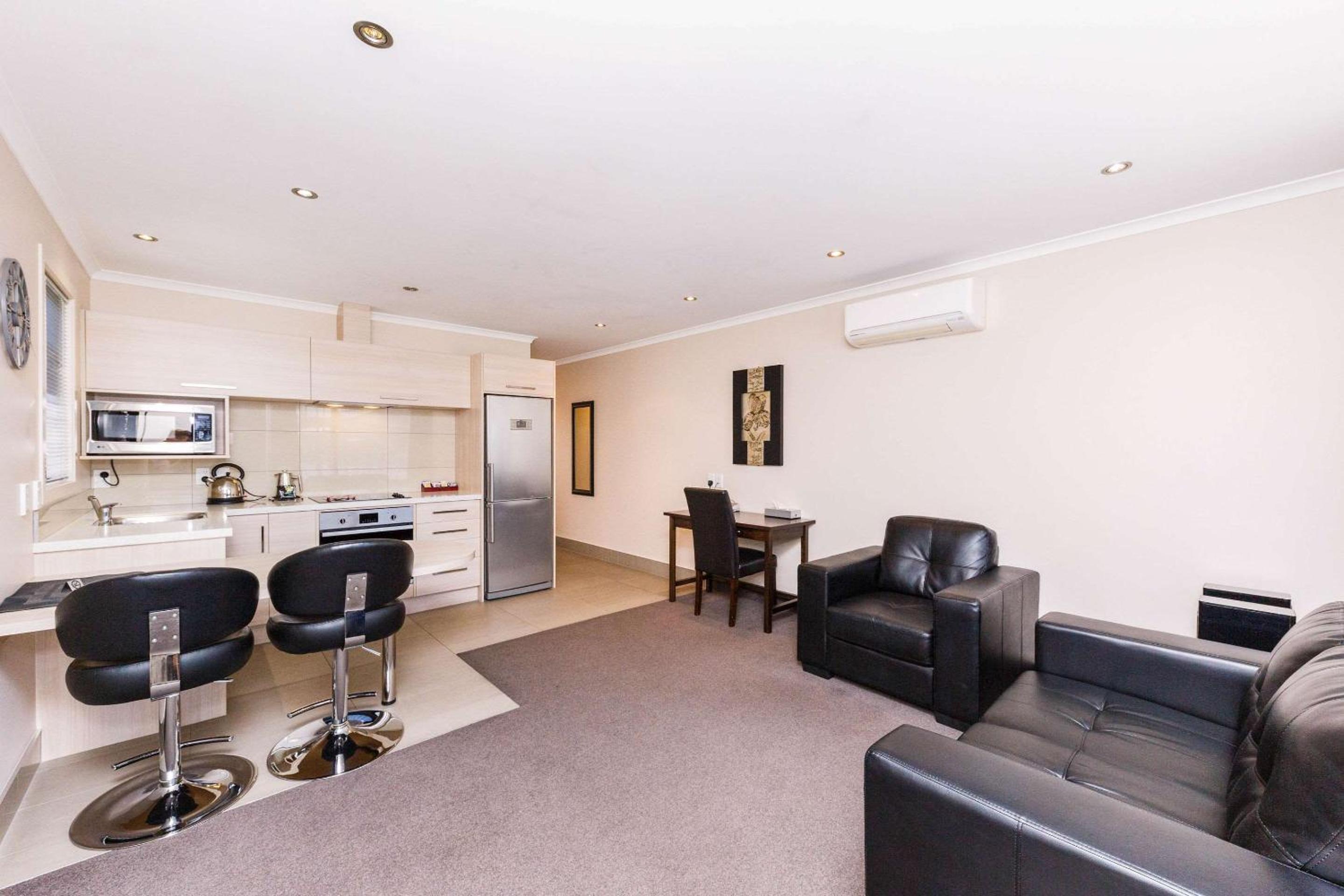 One-Bedroom Apartment - Photo 4