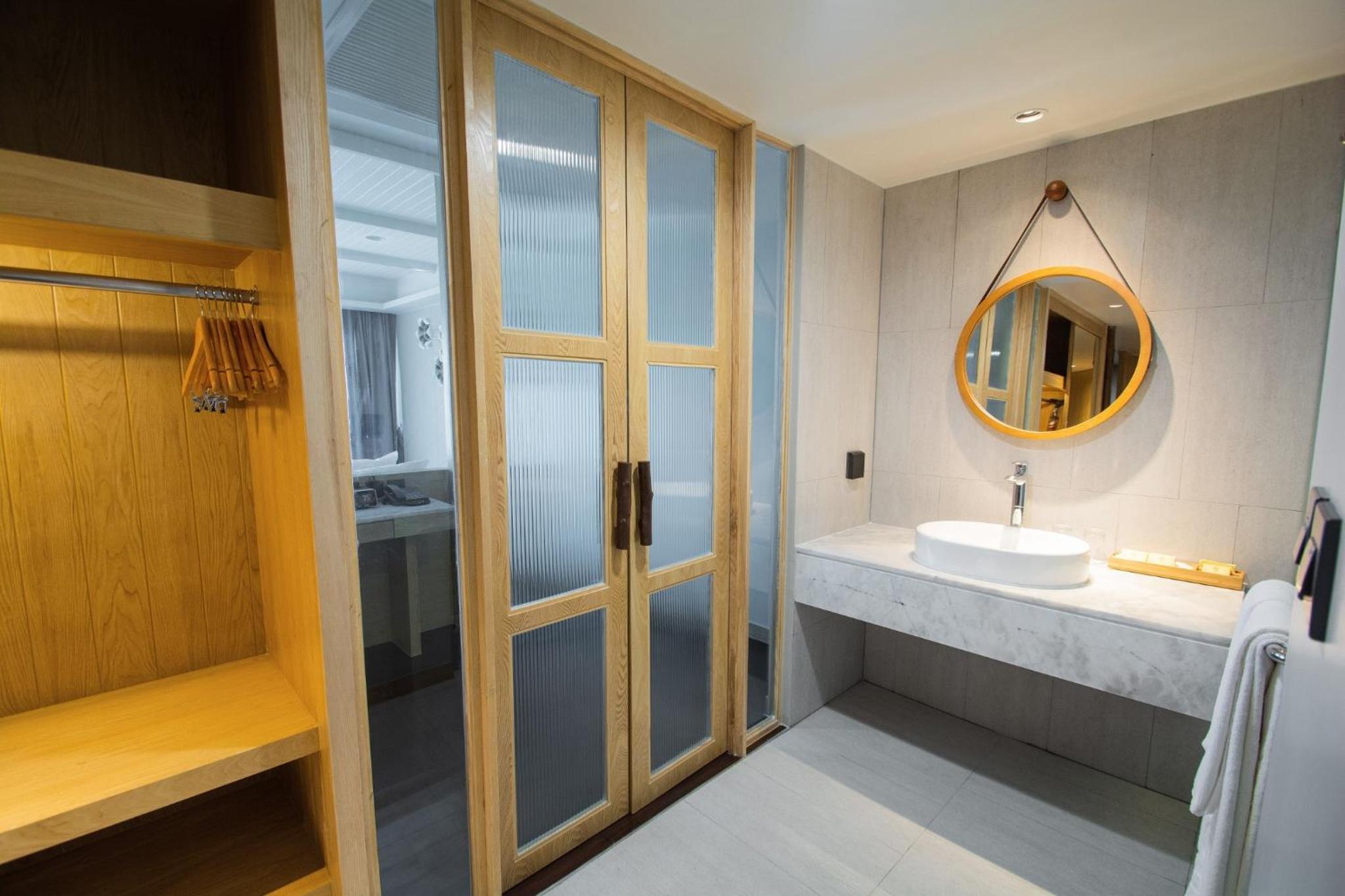 Executive Suite - Photo 6