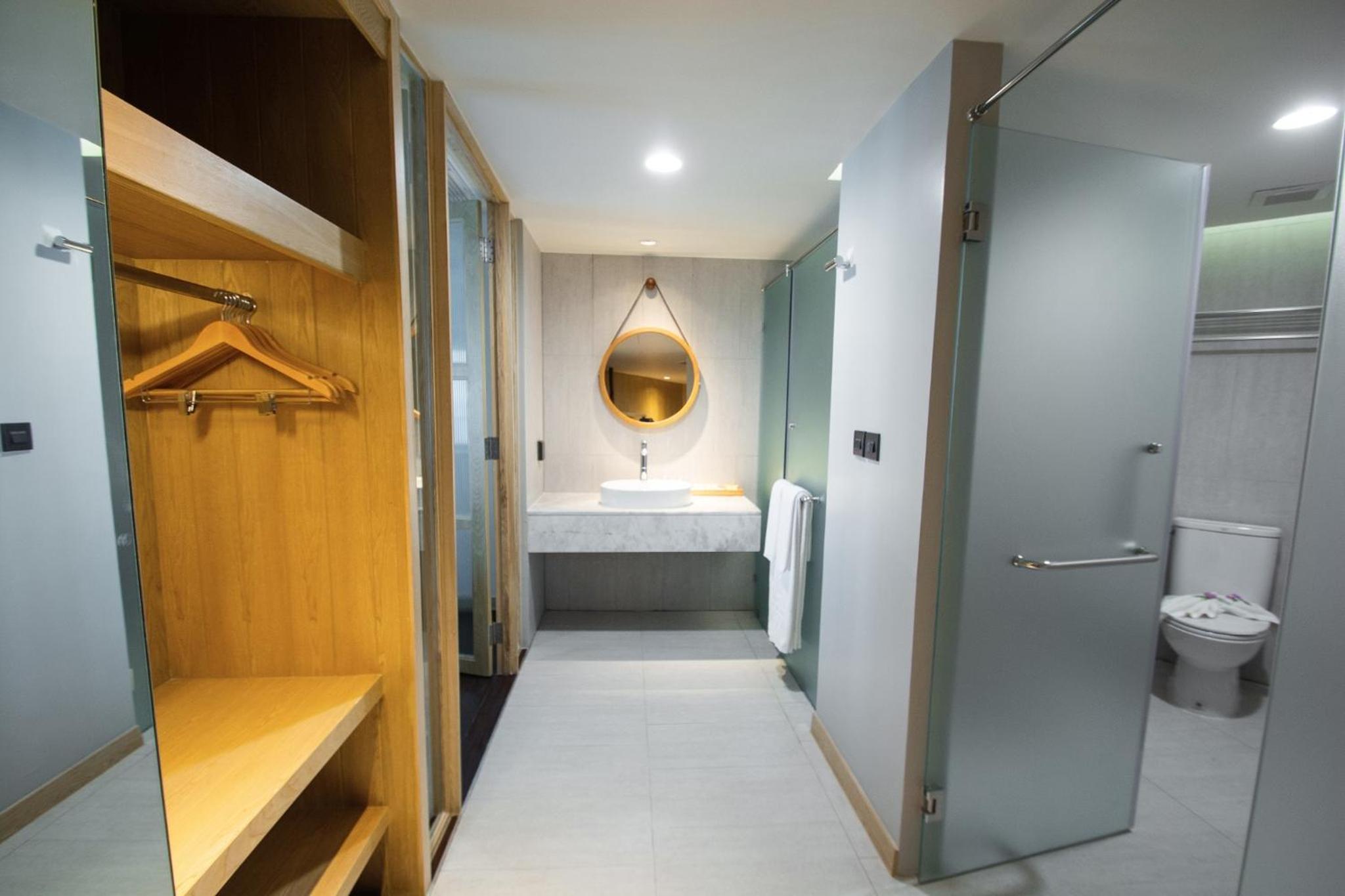Executive Suite - Photo 5