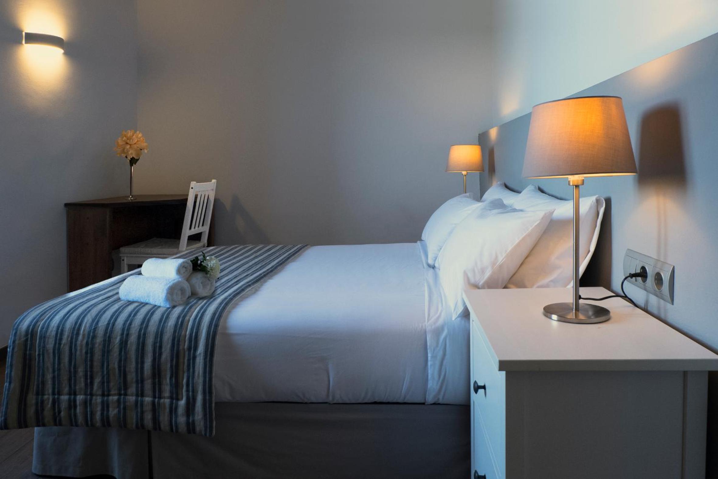Deluxe Double Room with Shower - Photo 4