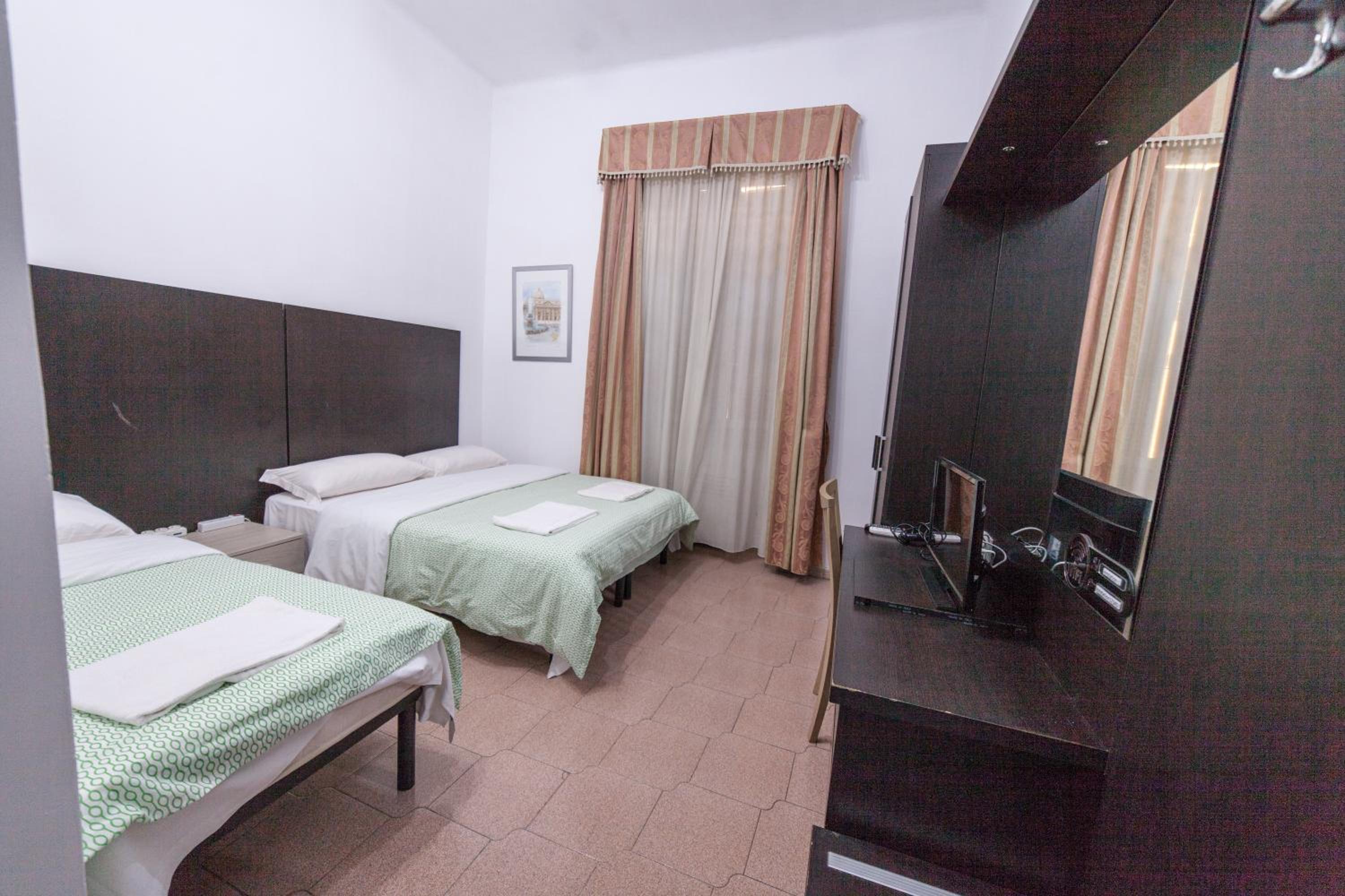 Quadruple Room with Private Bathroom photo 1