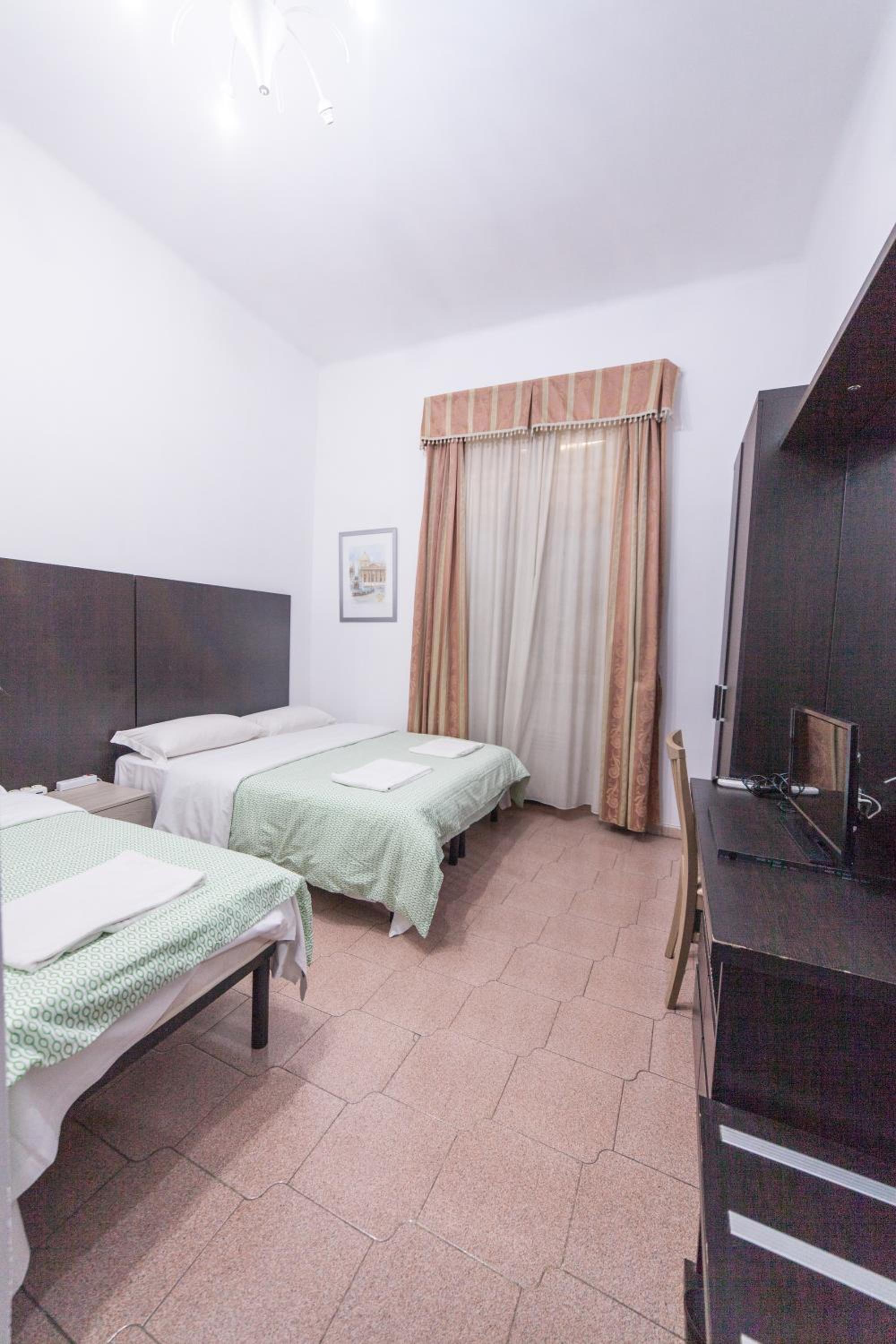 Quadruple Room with Private Bathroom photo 2