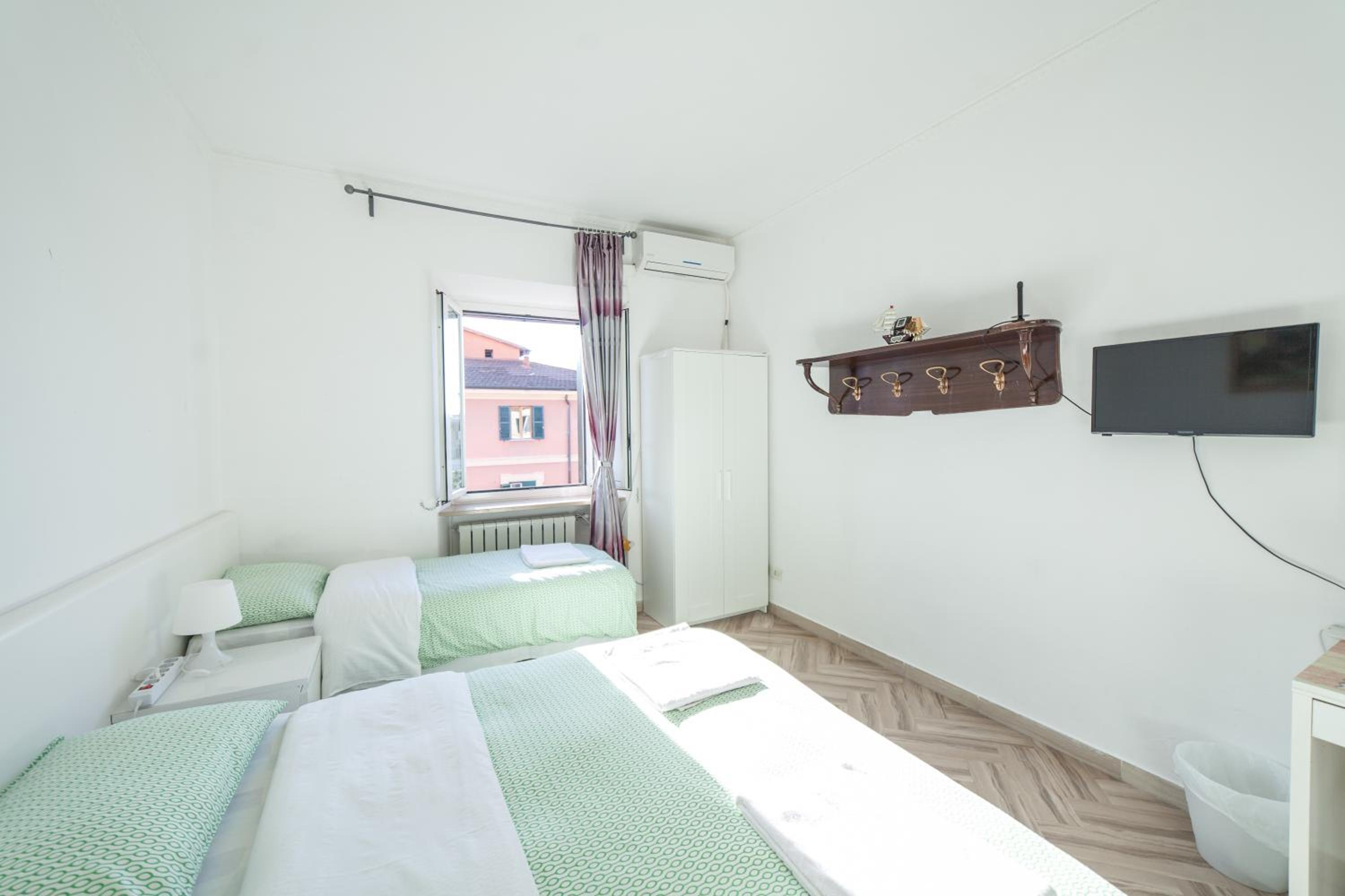 Quadruple Room with Private Bathroom photo 1