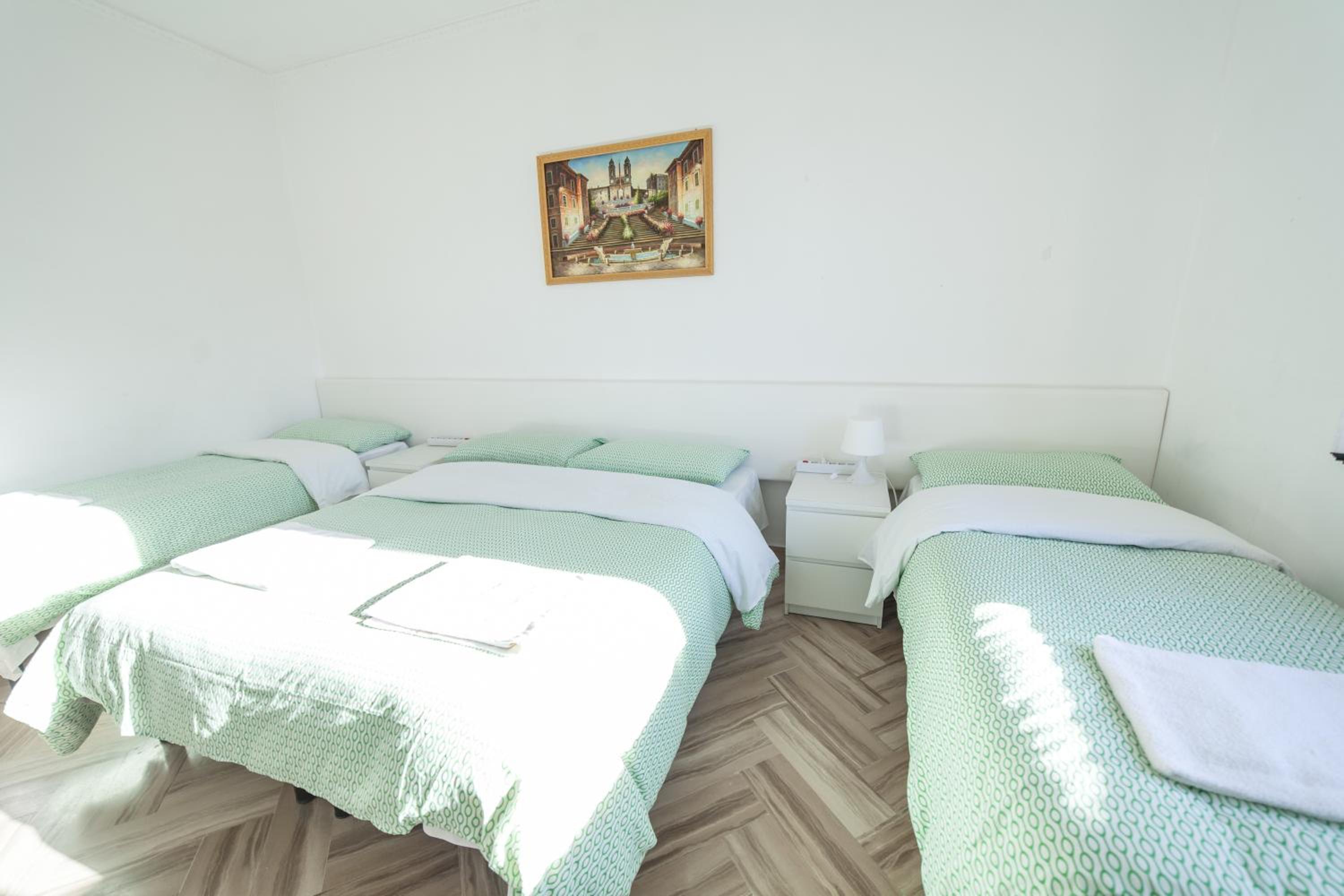 Quadruple Room with Private Bathroom photo 2