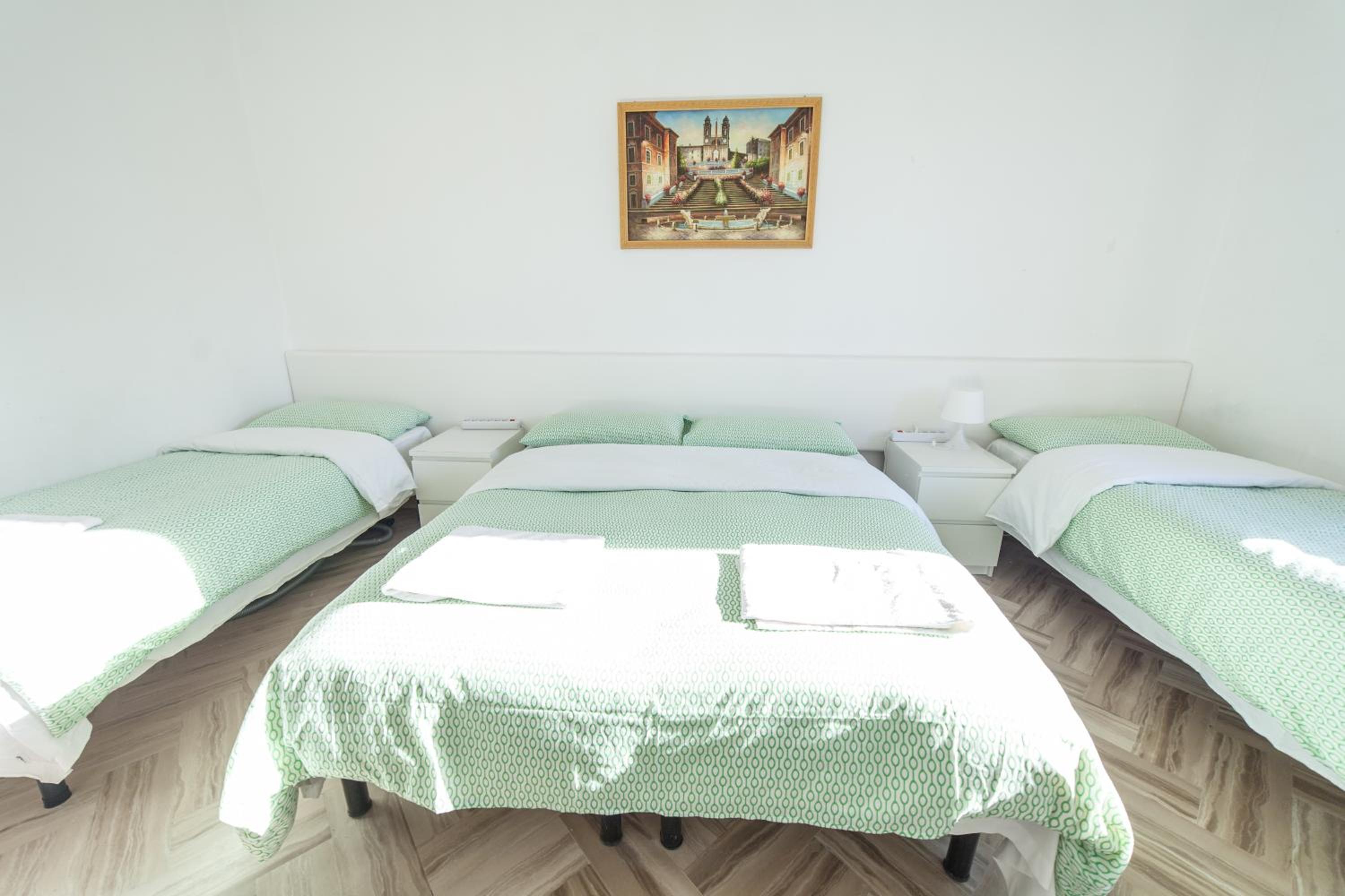 Quadruple Room with Private Bathroom photo 3