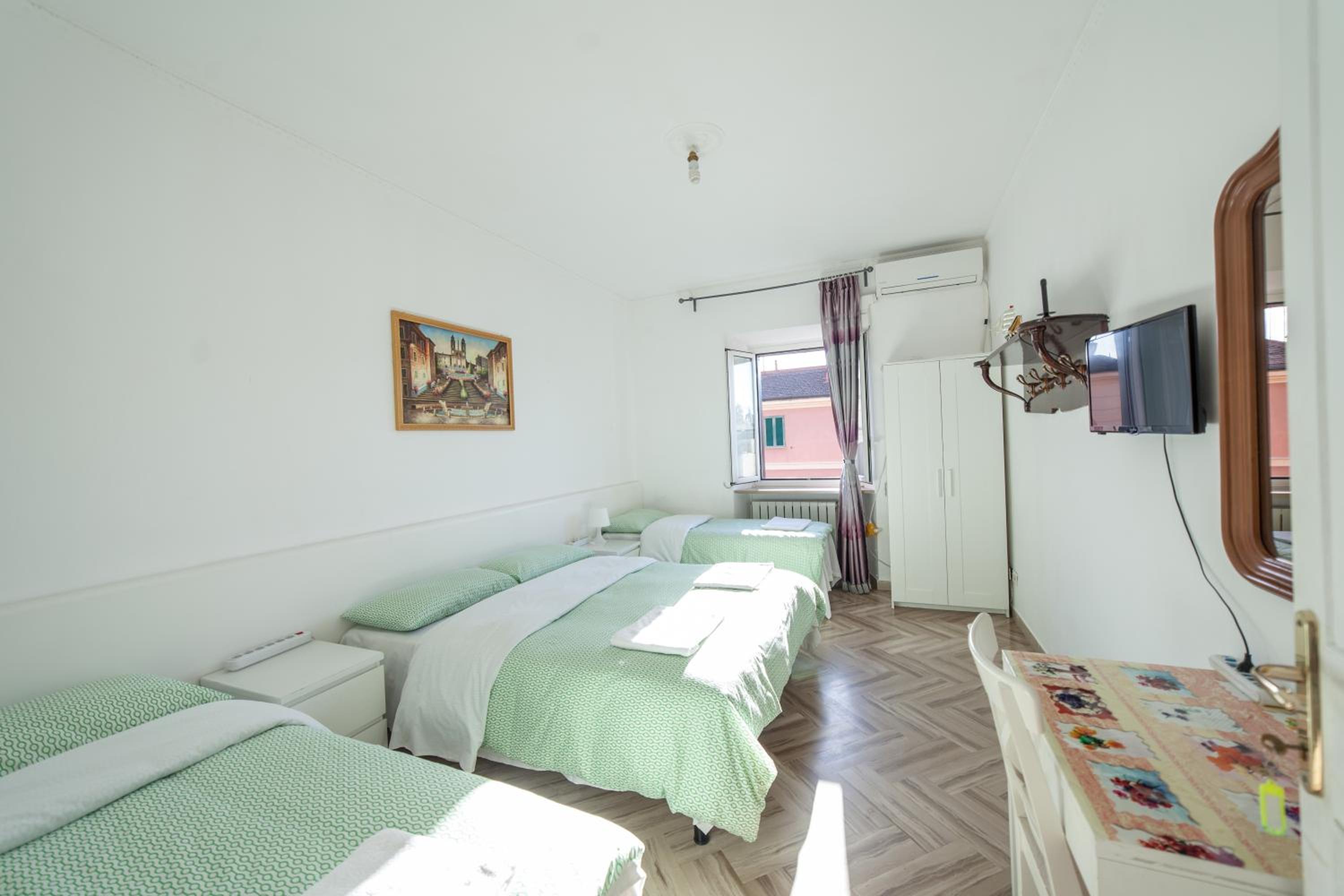 Quadruple Room with Private Bathroom photo 2