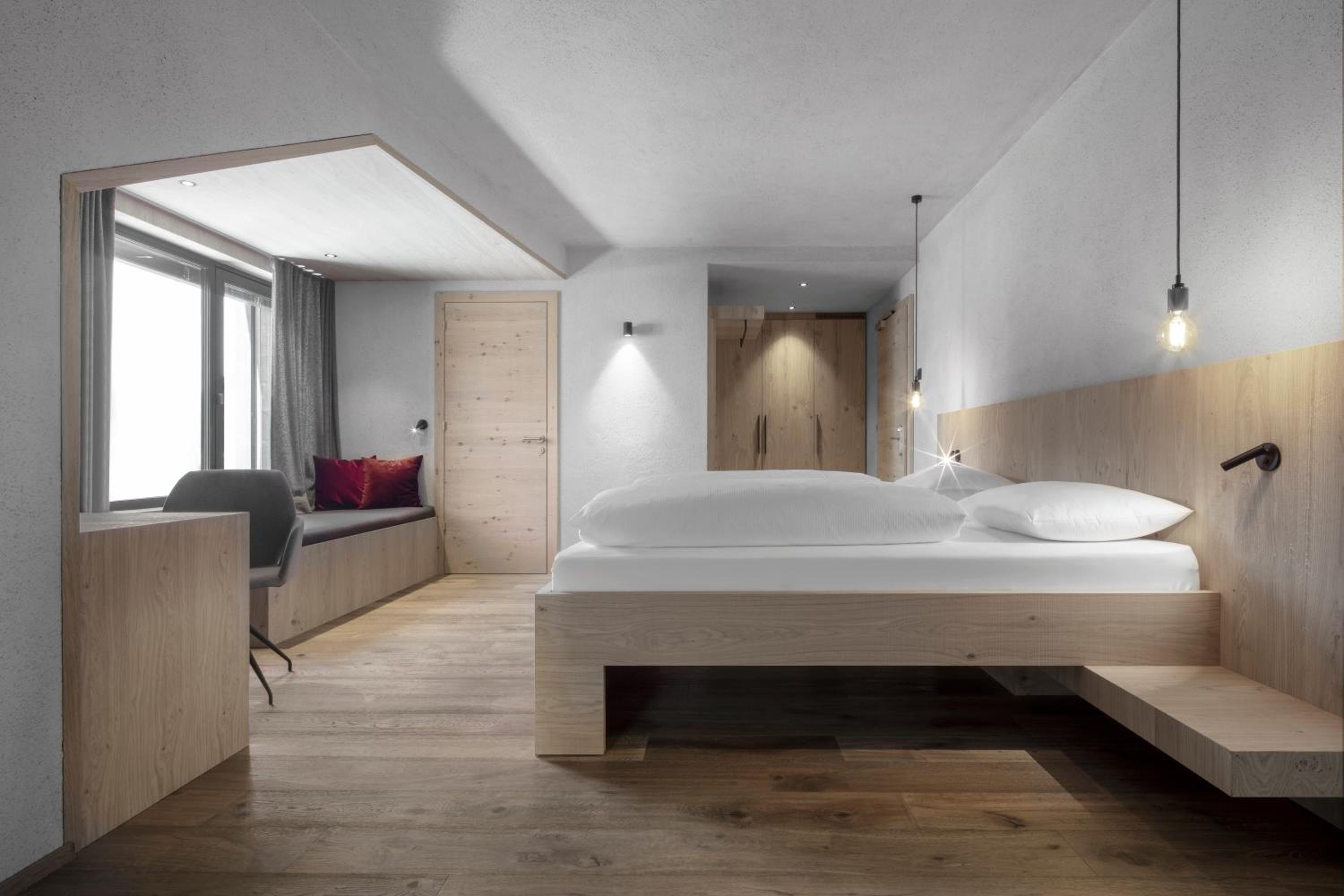 Deluxe Double Room with Balcony - Photo 5