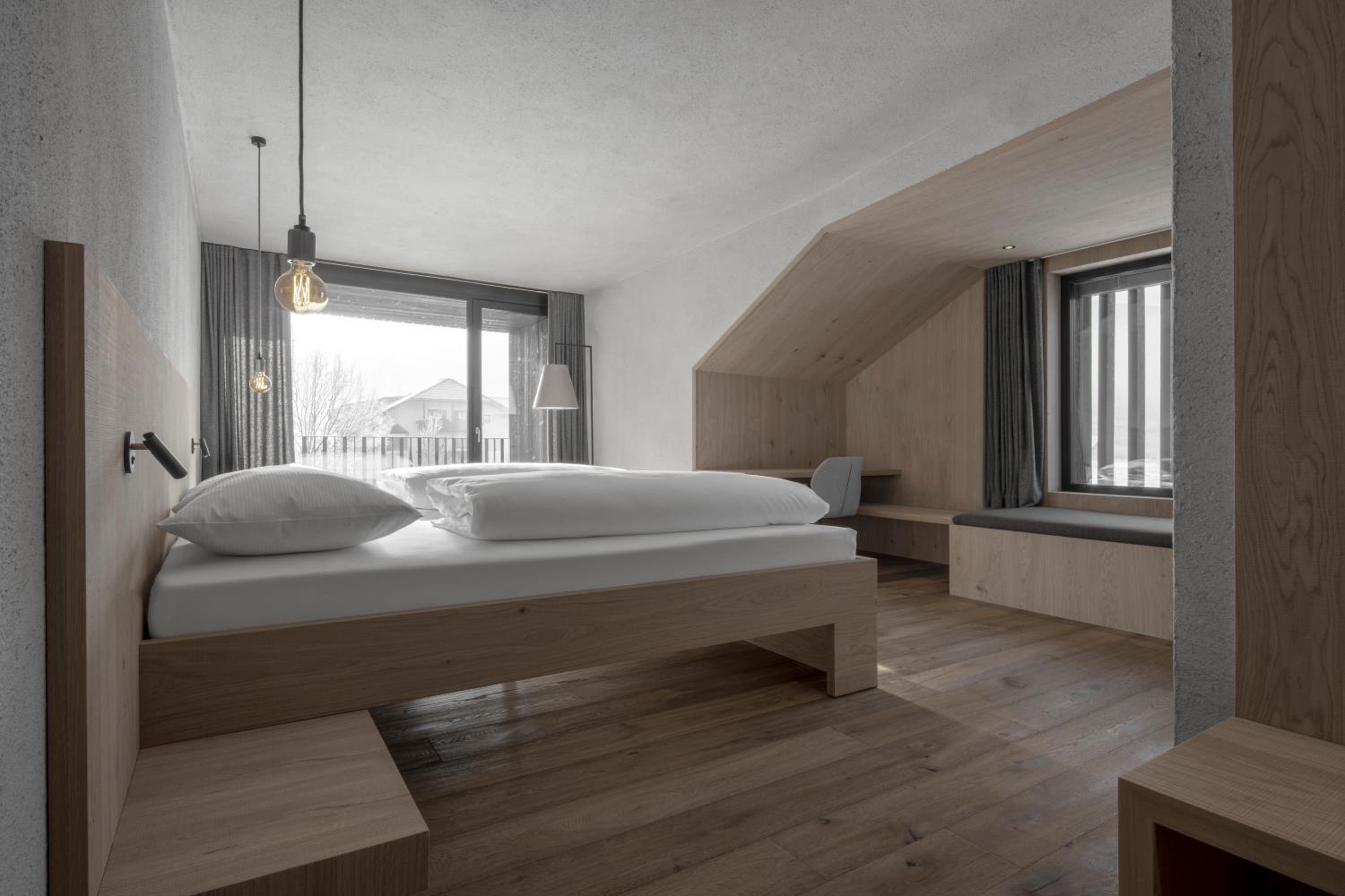 Deluxe Double Room with Balcony - Photo 7