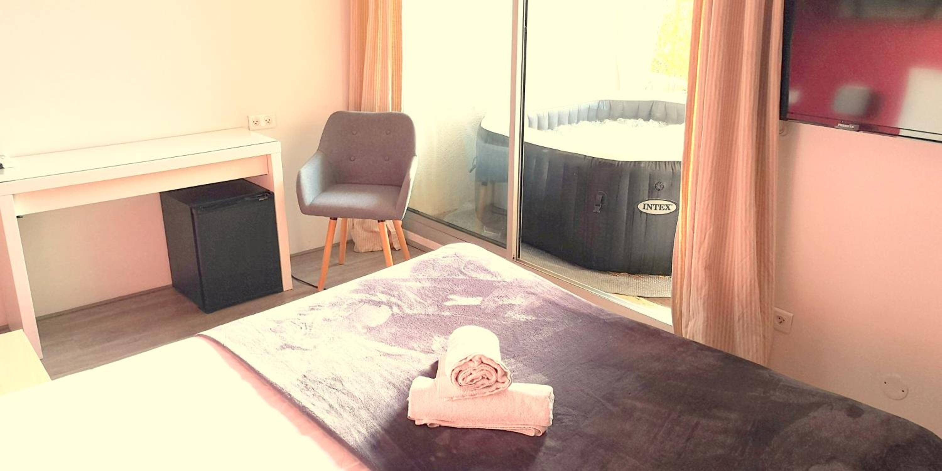 Double Room with Terrace and Jacuzzi - Photo 5