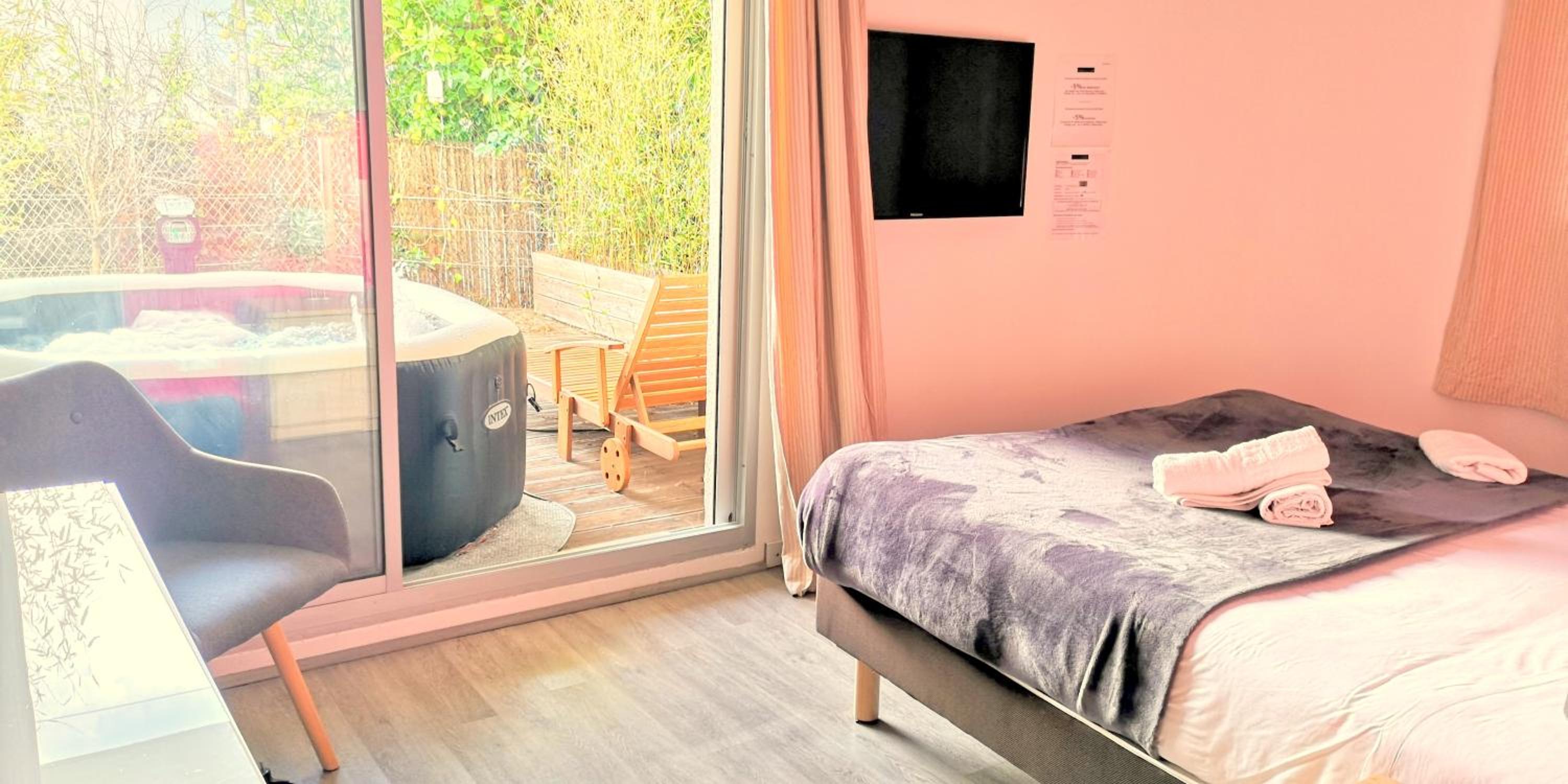 Double Room with Terrace and Jacuzzi - Photo 6